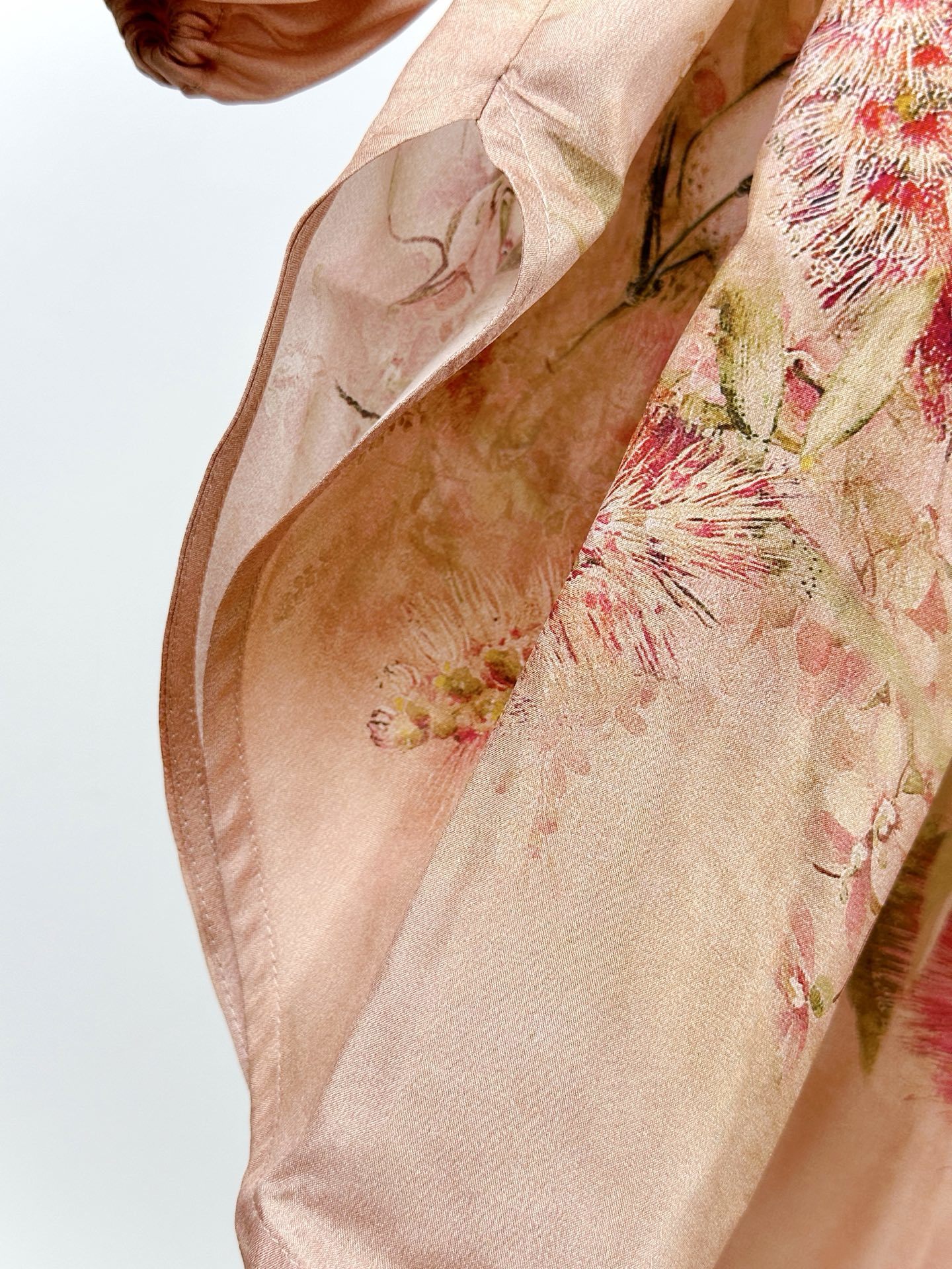 “Cascadian Summer Bathing Suit Series by Zimmermann: Real-Swirling Fabric, Loose Sleeves, Belts, Eyebrow Detail.” - 图片 5