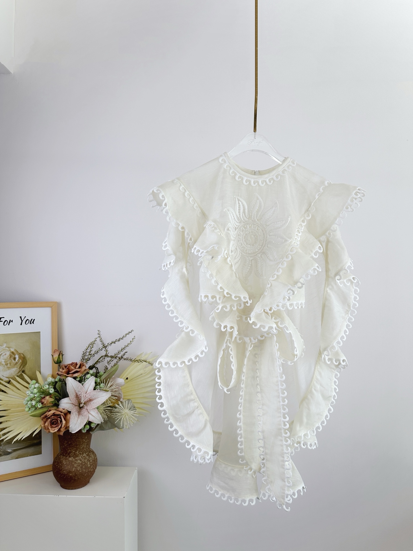 Zimmermann Hypnotic kanten blouse met ruches en borduurwerk - Ivoor