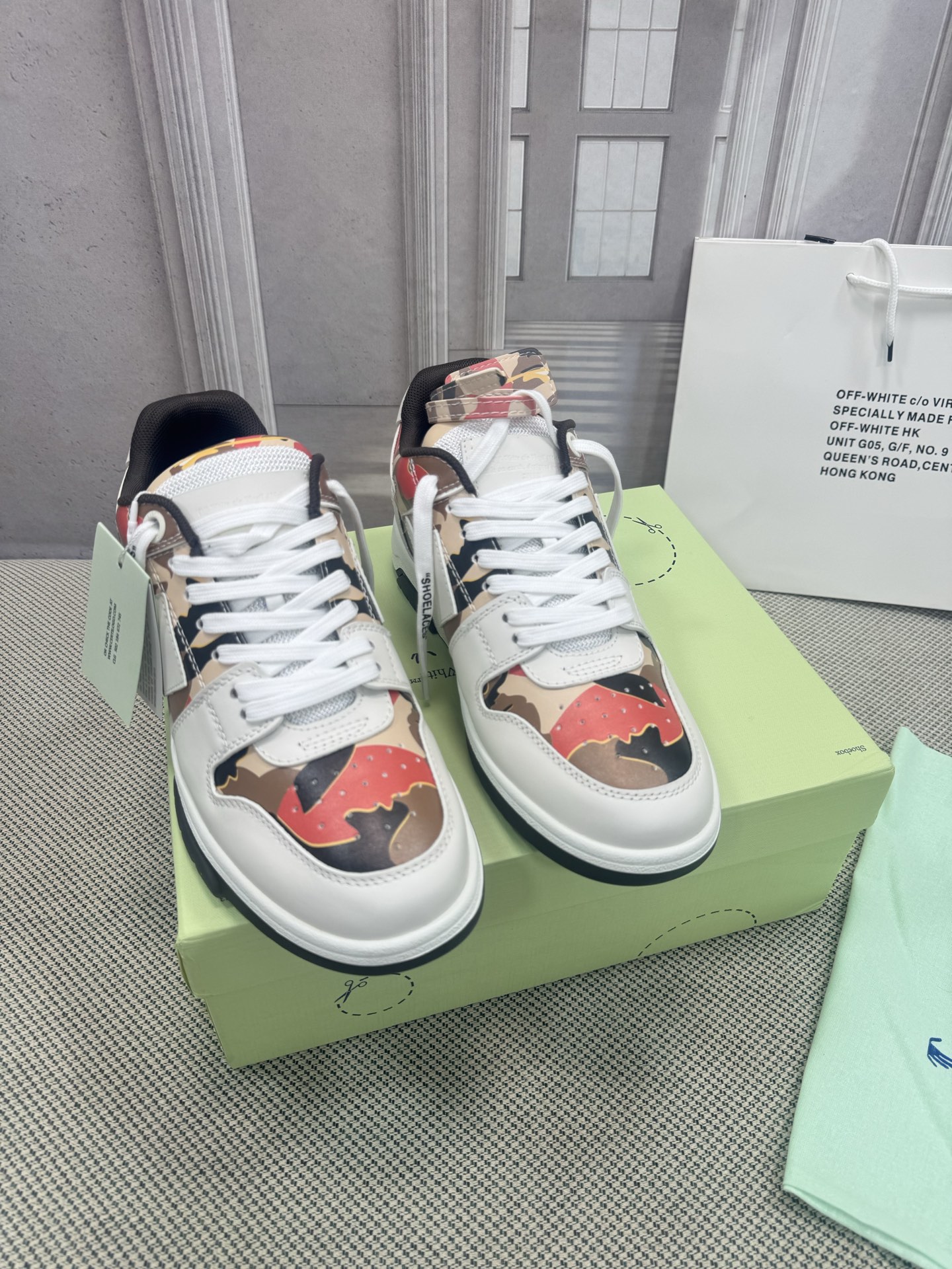 NO:437224,Top version OFF WHITE new products are available for couples. Trendy brand high-version high boots. The official website is simultaneously available for stock. The WHITE classic arrow → mark contrasting color logo is full of trendy style. It is a must-have for classic shoes with fashion and versatility. Fabric imported calfskin/high mercerized calfskin lining/foot pads. Extra sole OFF brand private model outsole. Size women's model ~ 35-40. Men's model ~ 38-45 (46 customized, non-return and exchange), casual shoes/sports shoes, off white, boots, sneakers, cowhide19860909顶级版本 OFF WHITE新品上新情侣款 潮牌高版本高靴,官网同步现货供应OFF WHITE经典箭头→标撞色标志潮范十足,是经典板鞋时尚百搭必选款喔 面料进口小牛皮/高丝光上牛绒 里料牛皮里/垫脚 大底OFF品牌私模大底 码数女款～35-40 男款～38-45（46定制不退换）,休闲鞋/运动鞋,off white,boots,sneakers,cowhide,Women's Shoes