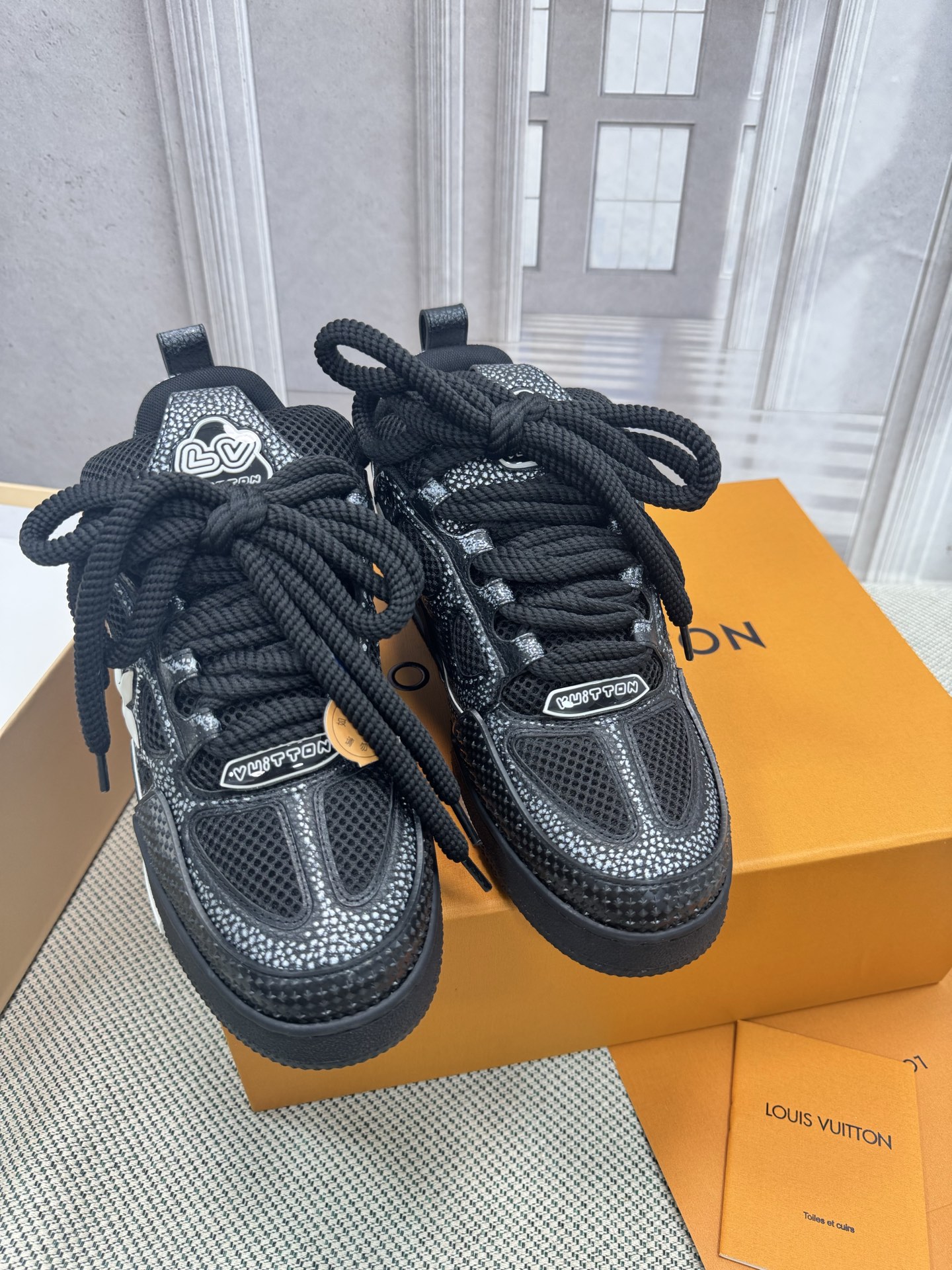 NO:439590,Bread shoes Upgraded version LV-Louis Vuitton PK market version Couple model New catwalk basketball shoes Purchase quality Original 11 development replica!  !  Very comfortable on the foot, fine workmanship. The upper is spliced ​​by calfskin imported from Italy, with brand logo and signature on the sides. The imported breathable mesh inner lining is very comfortable for the feet. Original special supply of original two-color TPU mold-absorbing sole. Packing technology Goodyear sewing locking size women's model 35-40 men's model 39-45 standard size (38 46 47 custom made without return or replacement, casual shoes/sports shoes, louis vuitton, louis vuitton, sneakers, cowhide19860909面包鞋 升级版 LV-路易-威登 PK市场一切版本 情侣款 走秀新款 篮球板鞋 代购品质 原版11开发复刻！！上脚非常舒适 做工精细 鞋面由意大利进口小牛皮拼接,侧边饰有品牌LOGO标志及签名,进口了透气网布内里,脚感超舒适.原厂特供原版双色TPU吸模大底.套包工艺 固特异缝合锁边 size女款35-40  男款39-45标准码（38 46 47定做不退不换,休闲鞋/运动鞋,louis vuitton,louis vuitton,sneakers,cowhide,Women's Shoes