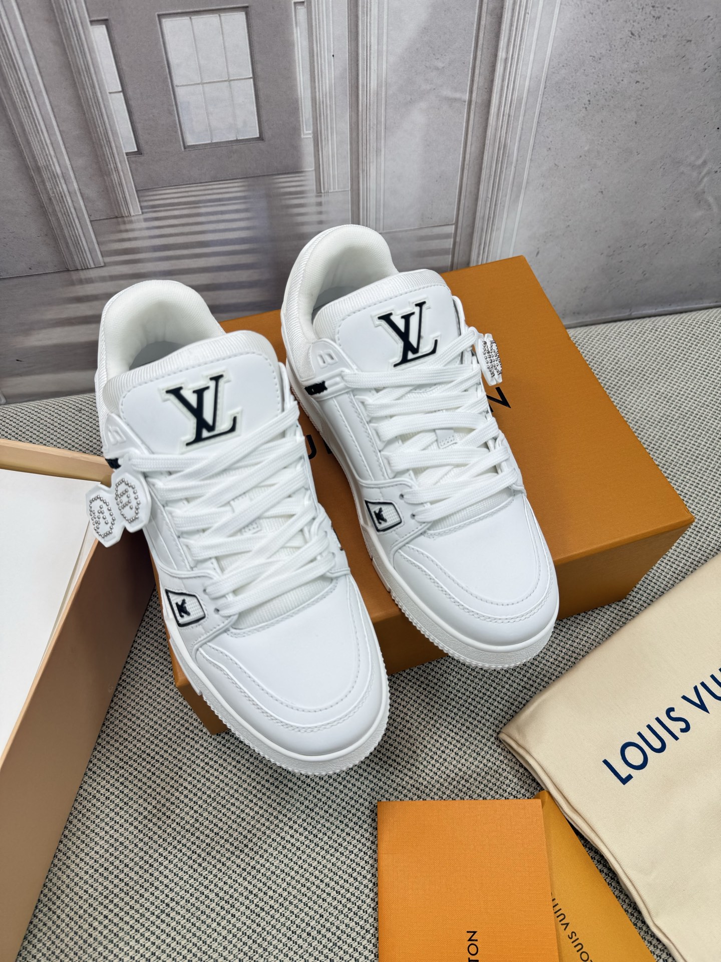 NO:439600,LV-Trainer Louis Vuitton PK market all versions Couple model Show new style Basketball shoes Purchase quality Original 11 development replica!  !  Very comfortable on the foot, fine workmanship. The upper is spliced ​​by calfskin imported from Italy, with brand LOGO logo and signature on the sides. The imported breathable mesh inner lining is very comfortable. Original special supply of original two-color TPU mold-absorbing sole. Packing technology Goodyear sewing locking size, women's model 35-40, men's model 39-45 standard size (men's 38 46 47 customized, no return or replacement), casual shoes/sports shoes, louis vuitton, louis vuitton, sneakers, cowhide19860909LV-Trainer路易-威登 PK市场一切版本 情侣款 走秀新款 篮球板鞋 代购品质 原版11开发复刻！！上脚非常舒适 做工精细 鞋面由意大利进口小牛皮拼接,侧边饰有品牌LOGO标志及签名,进口了透气网布内里,脚感超舒适.原厂特供原版双色TPU吸模大底.套包工艺 固特异缝合锁边 size,女款35-40 男款39-45标准码（男38 46 47定做不退不换）,休闲鞋/运动鞋,louis vuitton,louis vuitton,sneakers,cowhide,Women's Shoes