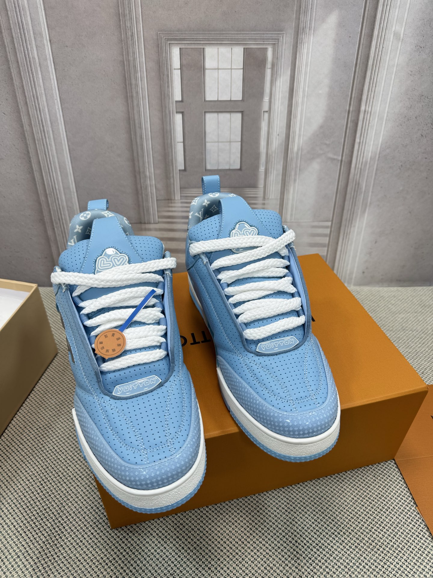 NO:441356,Bread shoes Upgraded version LV-Louis Vuitton PK market version Couple model New catwalk basketball shoes Purchase quality Original 11 development replica!  !  Very comfortable on the foot, fine workmanship. The upper is spliced ​​by calfskin imported from Italy, with brand logo and signature on the sides. The imported breathable mesh inner lining is very comfortable for the feet. Original special supply of original two-color TPU mold-absorbing sole. Packing technology Goodyear sewing locking size women's model 35-40 men's model 39-45 standard size (38 46 47 custom made without return or replacement, casual shoes/sports shoes, louis vuitton, louis vuitton, sneakers, cowhide19860909面包鞋 升级版 LV-路易-威登 PK市场一切版本 情侣款 走秀新款 篮球板鞋 代购品质 原版11开发复刻！！上脚非常舒适 做工精细 鞋面由意大利进口小牛皮拼接,侧边饰有品牌LOGO标志及签名,进口了透气网布内里,脚感超舒适.原厂特供原版双色TPU吸模大底.套包工艺 固特异缝合锁边 size女款35-40  男款39-45标准码（38 46 47定做不退不换,休闲鞋/运动鞋,louis vuitton,louis vuitton,sneakers,cowhide,Women's Shoes