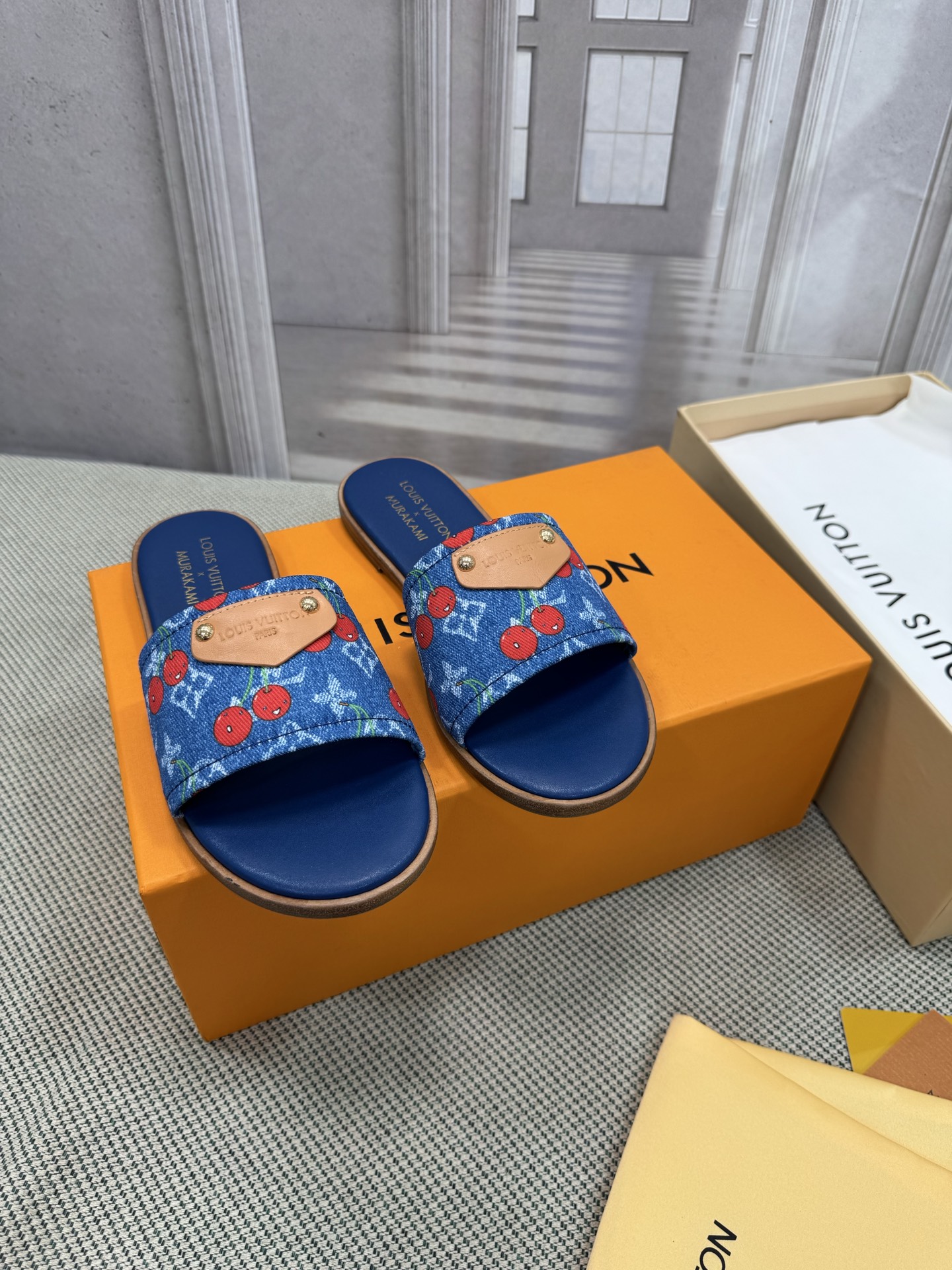 NO:446139,Top version LV New denim slippers sandals This Helios sandals are made of bleached Monogram denim canvas and are eye-catching with natural leather trim. The watch features exquisite gold details such as elegant studs inspired by the historic Louis Vuitton suitcase and buckles with decorative ankle straps. Material: cowhide Inner: footbed all sheepskin Outsole: genuine leather outsole Shoe size: 35-40 (40.41.42. Custom made non-return), slippers, louis vuitton, louis vuitton, sandals, slippers, cowhide, sheepskin19860909顶级版本 LV 新款牛仔布拖鞋凉鞋 这款 Helios 凉鞋采用漂白Monogram 牛仔帆布制成,搭配天然皮革饰边,引人注目.该表款以精致的金色细节为特色,例如灵感来自历史悠久的路易威登行李箱的优雅铆钉和装饰踝带的搭扣. 材料:牛皮 内里:垫脚全羊皮 大底:真皮的大底  鞋码: 35-40(40.41.42.定做不退换),拖鞋,louis vuitton,louis vuitton,sandals,slippers,cowhide,sheepskin,Women's Shoes