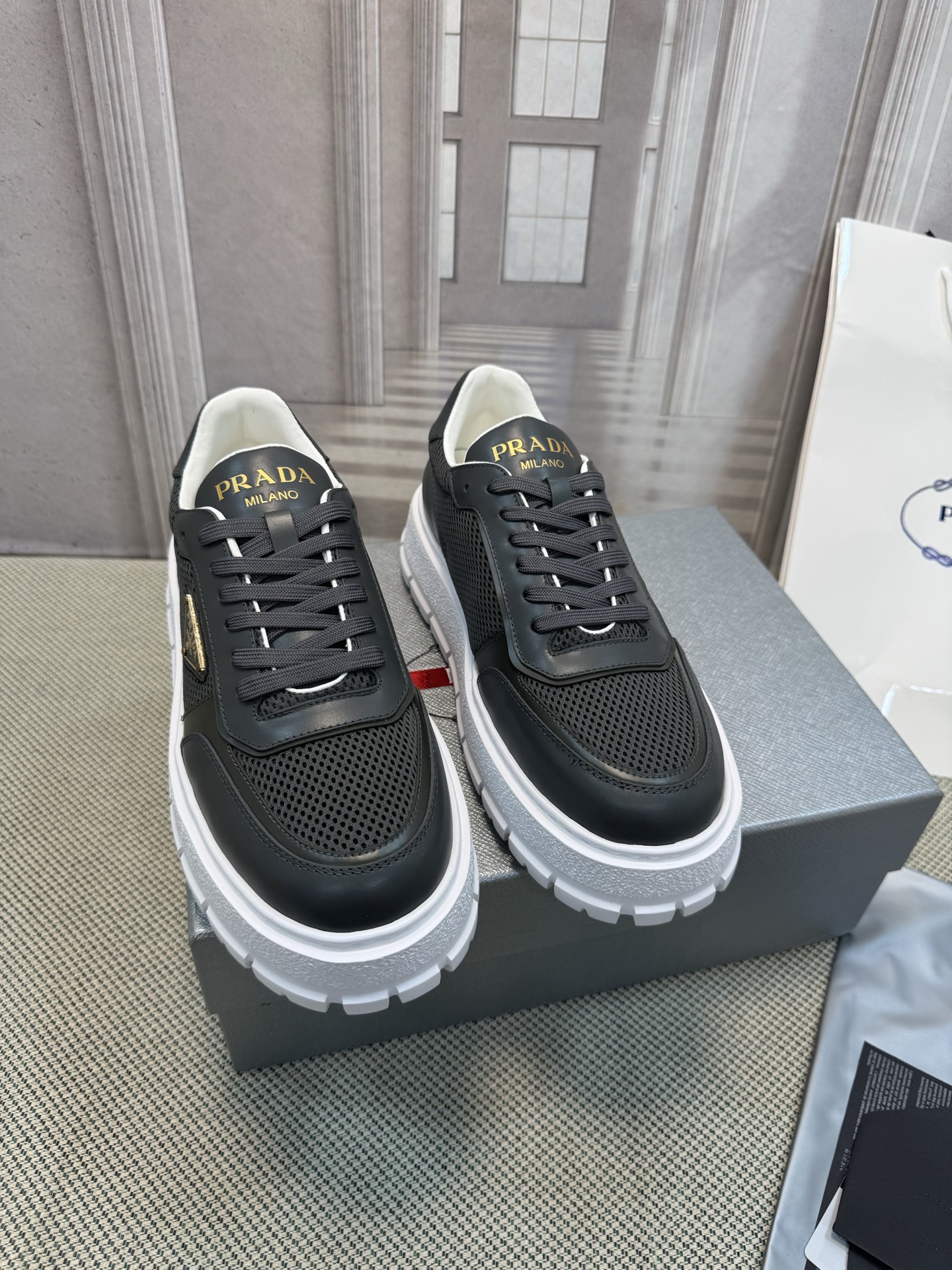 NO:461158,Top quality Prada new arrival~ Prada new men's sports shoes - upgraded version This year, both last/upper craftsmanship/face material/ have been fully upgraded. 1 The shoe shape has been modified many times, which is relatively delicate and has very good wrapping. 2 The entire upper is fully oiled edge craftsmanship, which is labor-consuming and time-consuming and also increases the cost!  3 The texture of the dough/including the inner lining is very good, wear-resistant, and the comfort is doubled ~ the overall effect/classic feel is greatly improved Material and craftsmanship The upper original calfskin original cowhide inner lining Custom triangle logo Original tpu combination sole size39-45 (45.46 custom-made without return and exchange), casual shoes/sports shoes, prada, prada, sneakers, cowhide19860909顶级品质 Prada new arrival～ 普拉达新款男士运动鞋 — 升级版本 今年无论是楦型/鞋面工艺/面皮材料/都已全面升级 1鞋型修饰了许多,比较秀气,包裹性非常好 2整个鞋面全油边工艺,费工费时还增加了成本！ 3这次采用的面皮/包括内里质感都超好 耐穿耐磨, 而且舒适度倍增～整体效果/档次感大大的提升 材质与工艺 鞋面原版小牛皮 原版牛皮内里 定制三角徽标 原版tpu组合鞋底 size39-45（45.46定制不退换）,休闲鞋/运动鞋,prada,prada,sneakers,cowhide,Women's Shoes
