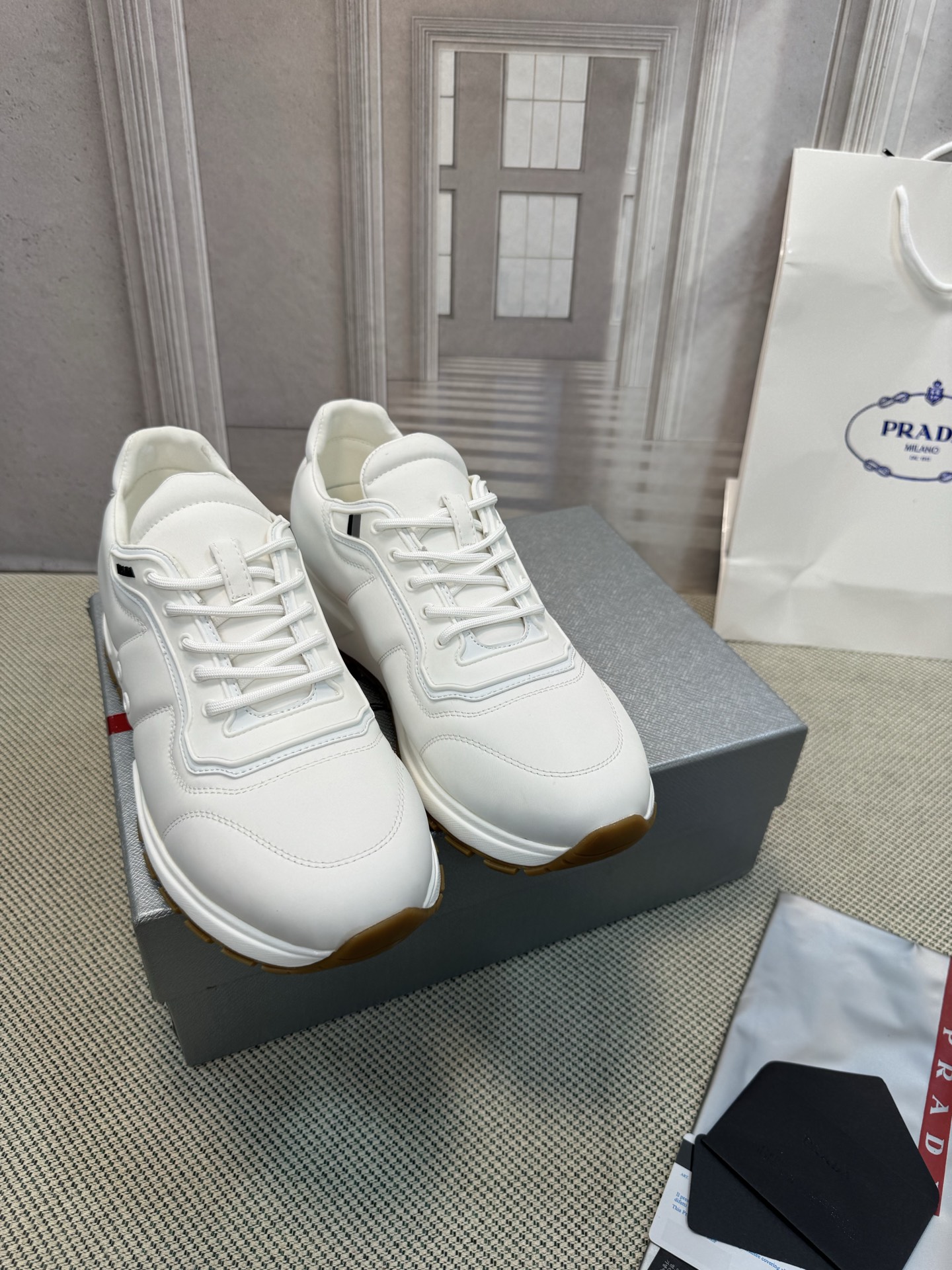 NO:905620,Top quality Prada new arrival~ Prada's new men's sports shoes - upgraded version. This year, both the last shape, upper technology and leather material have been fully upgraded. 1. The shoe shape has been modified a lot, which is more delicate and has good wrapping. 2. The entire upper is fully oiled, which is labor-intensive and time-consuming and also increases the cost!  3The texture of the surface/including the lining used this time is super good, durable and wear-resistant, and the comfort is doubled ~ the overall effect/grade is greatly improved. Materials and craftsmanship Original calfskin upper Original cowhide lining Customized triangle logo Original TPU combination sole size 39-45 (45.46 customized non-refundable), casual shoes/sports shoes, prada, prada, sneakers, cowhide19860909顶级品质 Prada new arrival～ 普拉达新款男士运动鞋 — 升级版本 今年无论是楦型/鞋面工艺/面皮材料/都已全面升级 1鞋型修饰了许多,比较秀气,包裹性非常好 2整个鞋面全油边工艺,费工费时还增加了成本！ 3这次采用的面皮/包括内里质感都超好 耐穿耐磨, 而且舒适度倍增～整体效果/档次感大大的提升 材质与工艺 鞋面原版小牛皮 原版牛皮内里 定制三角徽标 原版tpu组合鞋底 size39-45（45.46定制不退换）,休闲鞋/运动鞋,prada,prada,sneakers,cowhide,Women's Shoes
