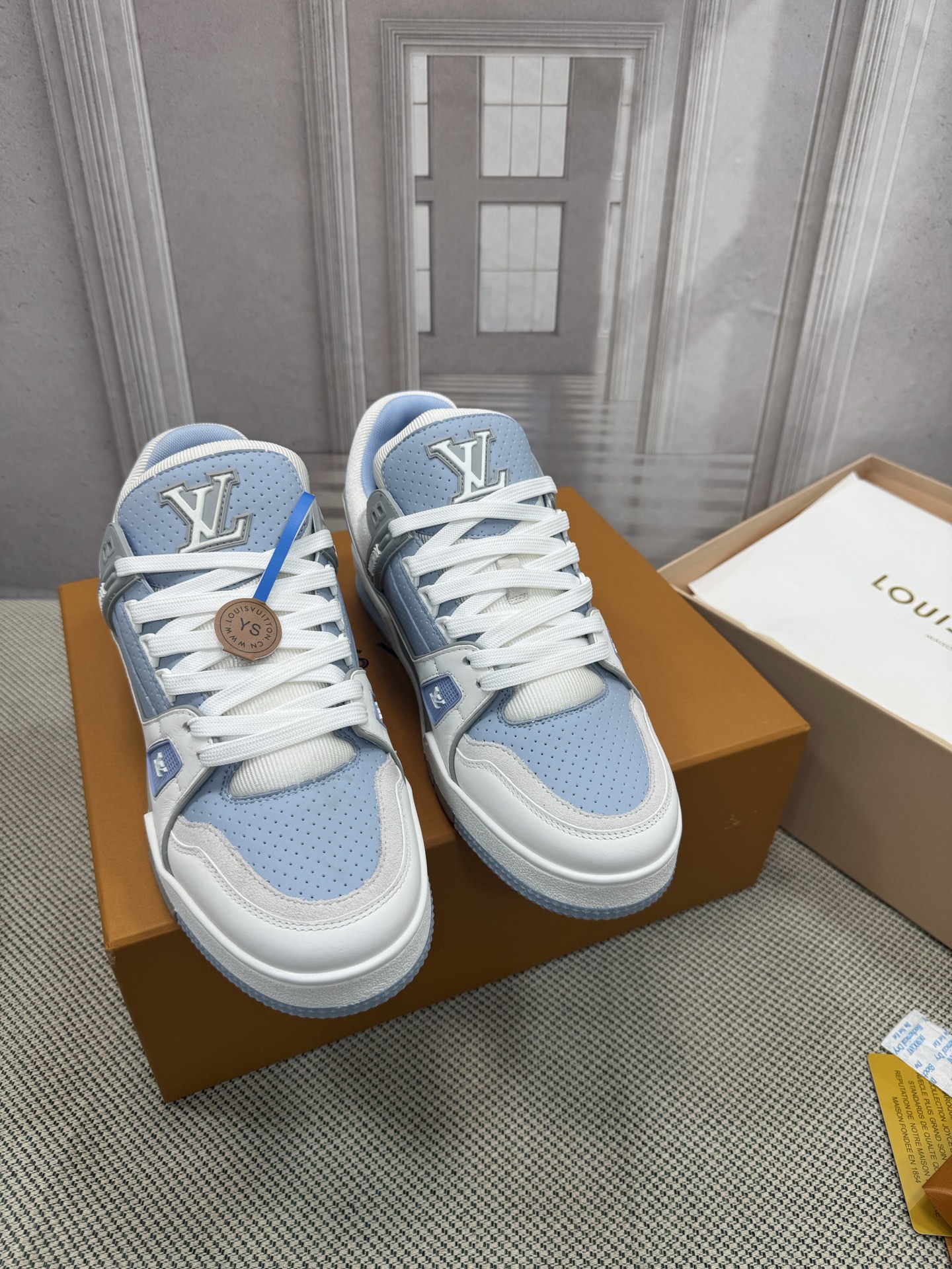 NO:467691,LV-Trainer Louis Vuitton PK market all versions Couple model Show new style Basketball shoes Purchase quality Original 11 development replica!  !  Very comfortable on the foot, fine workmanship. The upper is spliced ​​by calfskin imported from Italy, with brand logo and signature on the sides. The imported breathable mesh inner lining is very comfortable for the feet. Original special supply of original two-color TPU mold-absorbing sole. Packing technology Goodyear sewing locking size women's model 35-40 men's model 39-45 standard size (men 38 46 47 custom made without return or replacement), casual shoes/sports shoes, louis vuitton, louis vuitton, sneakers, cowhide19860909LV-Trainer路易-威登 PK市场一切版本 情侣款 走秀新款 篮球板鞋 代购品质 原版11开发复刻！！上脚非常舒适 做工精细 鞋面由意大利进口小牛皮拼接,侧边饰有品牌LOGO标志及签名,进口了透气网布内里,脚感超舒适.原厂特供原版双色TPU吸模大底.套包工艺 固特异缝合锁边 size女款35-40  男款39-45标准码（男38 46 47定做不退不换）,休闲鞋/运动鞋,louis vuitton,louis vuitton,sneakers,cowhide,Women's Shoes