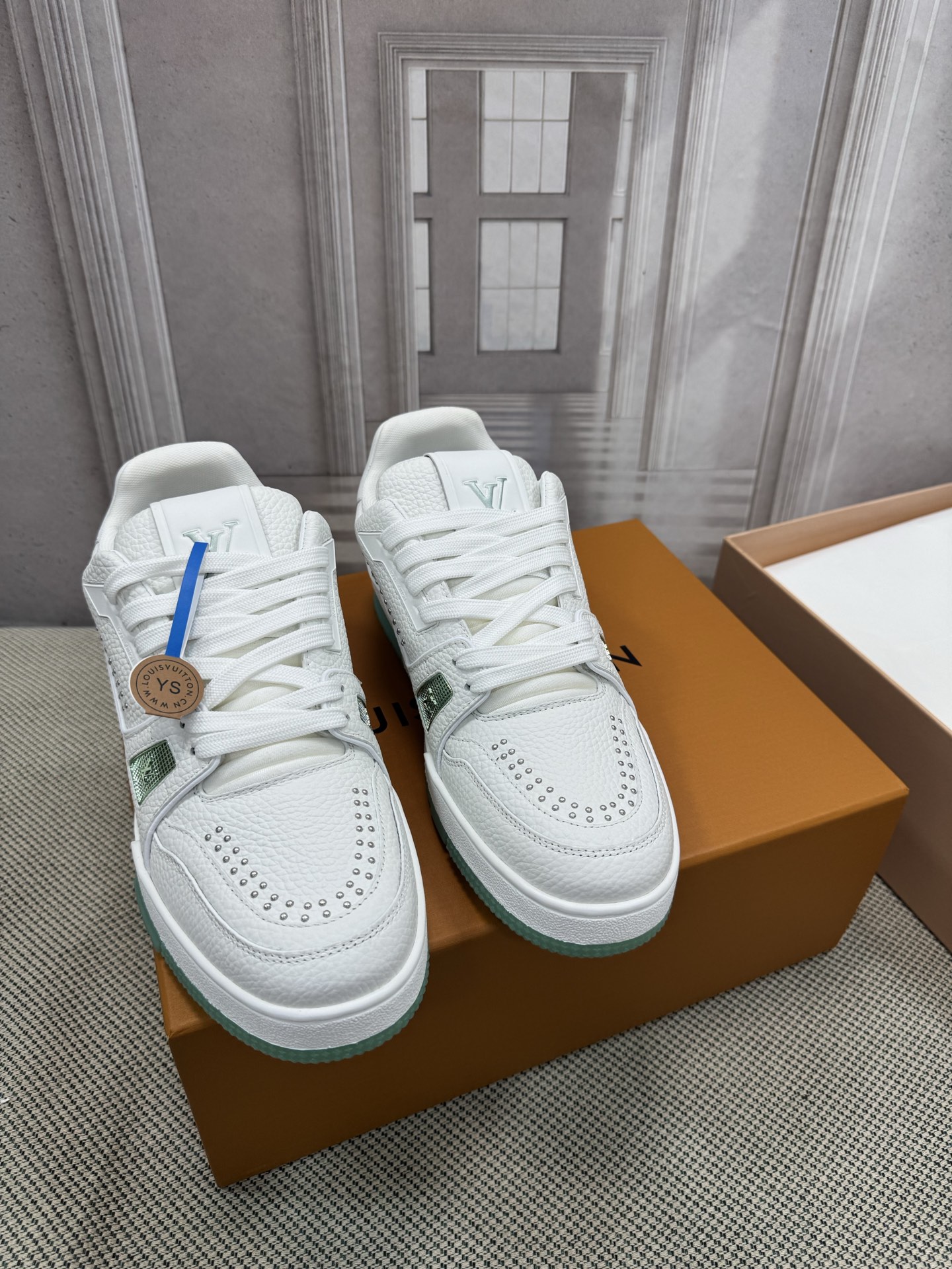 NO:467683,LV-Trainer Louis Vuitton PK market all versions Couple model Show new style Basketball shoes Purchase quality Original 11 development replica!  !  Very comfortable on the foot, fine workmanship. The upper is spliced ​​by calfskin imported from Italy, with brand logo and signature on the sides. The imported breathable mesh inner lining is very comfortable for the feet. Original special supply of original two-color TPU mold-absorbing sole. Packing technology Goodyear sewing locking size women's model 35-40 men's model 39-45 standard size (men 38 46 customized without return or replacement), casual shoes/sports shoes, louis vuitton, louis vuitton, sneakers, cowhide19860909LV-Trainer路易-威登 PK市场一切版本 情侣款 走秀新款 篮球板鞋 代购品质 原版11开发复刻！！上脚非常舒适 做工精细 鞋面由意大利进口小牛皮拼接,侧边饰有品牌LOGO标志及签名,进口了透气网布内里,脚感超舒适.原厂特供原版双色TPU吸模大底.套包工艺 固特异缝合锁边 size女款35-40  男款39-45标准码（男38 46 定做不退不换）,休闲鞋/运动鞋,louis vuitton,louis vuitton,sneakers,cowhide,Women's Shoes