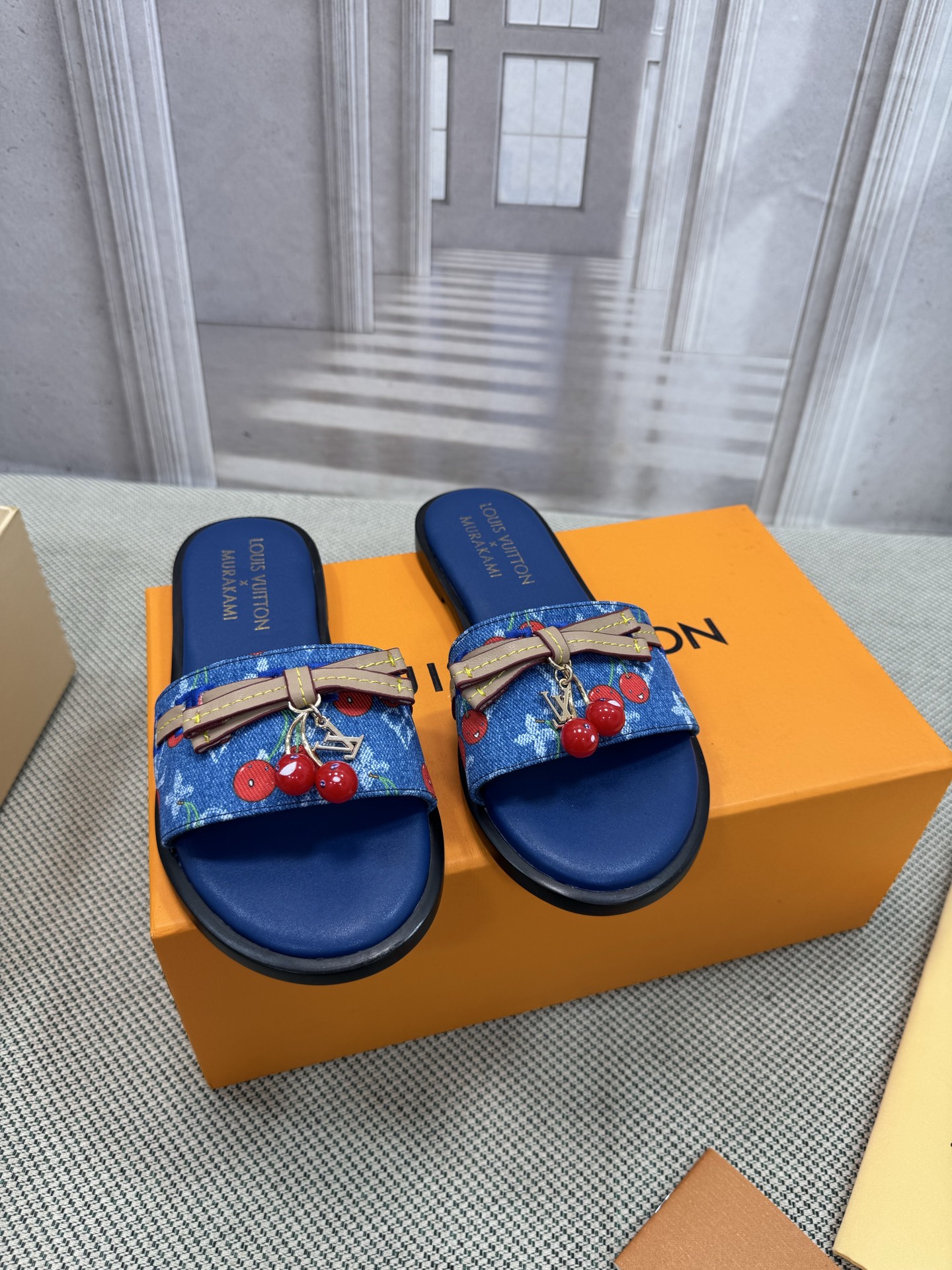 NO:463443,Top version LV New denim slippers sandals This Helios sandals are made of bleached Monogram denim canvas and are eye-catching with natural leather trim. The watch features exquisite gold details such as elegant studs inspired by the historic Louis Vuitton suitcase and buckles with decorative ankle straps. Material: cowhide Inner: footbed all sheepskin Outsole: genuine leather outsole Shoe size: 35-40 (40.41.42. Custom made non-return), slippers, louis vuitton, louis vuitton, sandals, slippers, cowhide, sheepskin19860909顶级版本 LV 新款牛仔布拖鞋凉鞋 这款 Helios 凉鞋采用漂白Monogram 牛仔帆布制成,搭配天然皮革饰边,引人注目.该表款以精致的金色细节为特色,例如灵感来自历史悠久的路易威登行李箱的优雅铆钉和装饰踝带的搭扣. 材料:牛皮 内里:垫脚全羊皮 大底:真皮的大底  鞋码: 35-40(40.41.42.定做不退换),拖鞋,louis vuitton,louis vuitton,sandals,slippers,cowhide,sheepskin,Women's Shoes