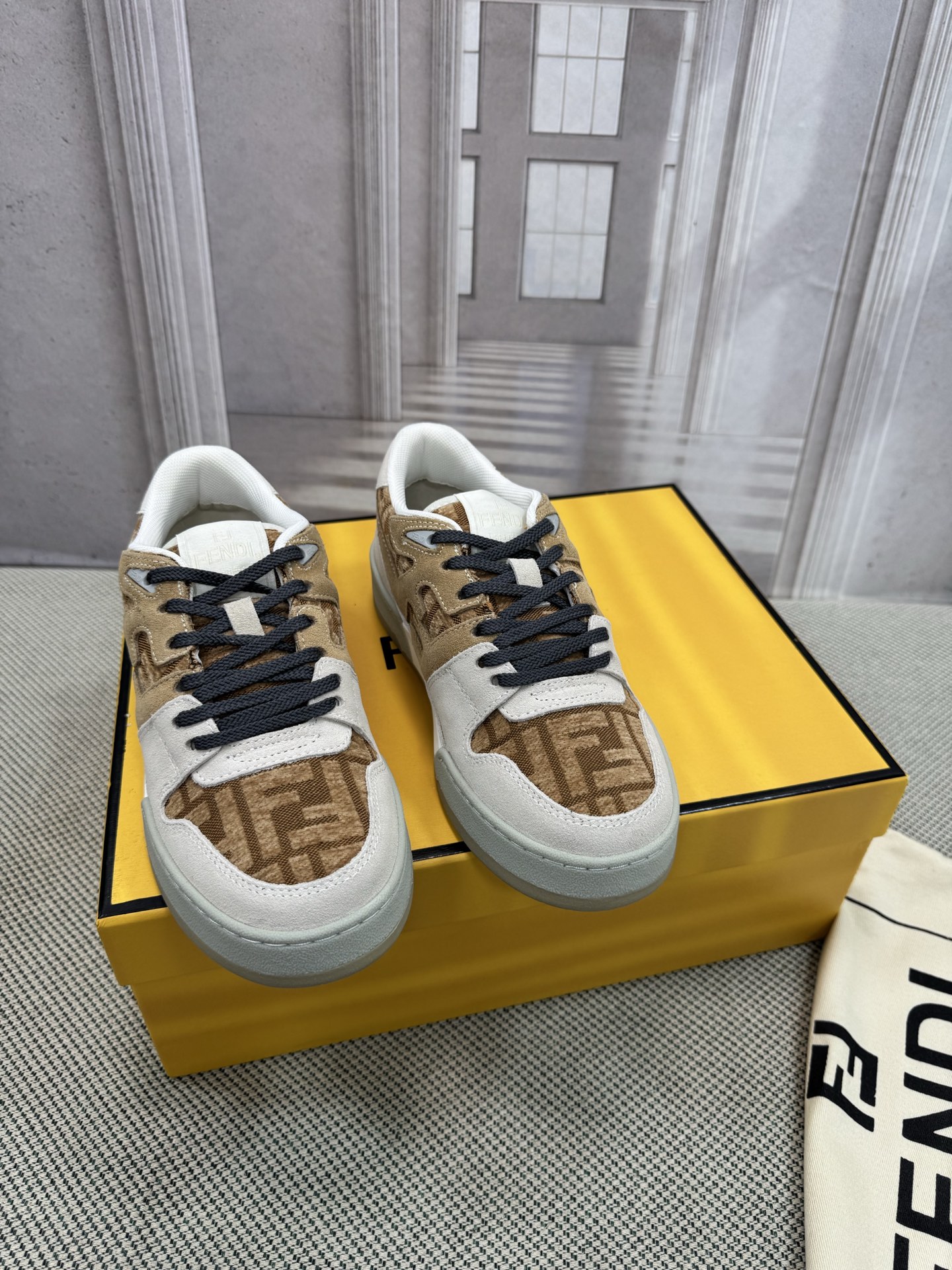NO:463423,Top version, new early spring model, FENDI, the latest popular couple model, purchased, one-to-one development, making goods, the first basketball sneakers created by the designer, the shoe shape is similar, and the retro design is added. The upper is made of imported calfskin splicing combination, the side is raised, the logo is made of towel velvet, the foot is super soft, light, comfortable to match with sweatshirts, size 35-40 for women (41 customization, no return and exchange) Men's 39-45, casual shoes/sports, fendi, fendi, sneakers, hoodie, sweatshirts, cowhide19860909顶级版本 早春新款 FENDI芬迪 最新爆款情侣款原版购入 一比一开发 做货 设计师打造的首款篮球运动鞋 鞋型差不多 添加了复古的设计 鞋面采用进口小牛皮拼接组合 侧面凸起的双 logo内里采用毛巾绒里 上脚超级柔软 轻便 舒适搭配卫衣 码数女款35-40（41定制不退换）  男款39-45,休闲鞋/运动鞋,fendi,fendi,sneakers,hoodie,sweatshirts,cowhide,Women's Shoes