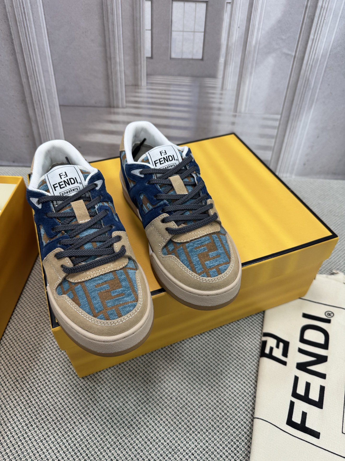 NO:463429,Top version, new early spring model, FENDI, the latest popular couple model, purchased, one-to-one development, making goods, the first basketball sneakers created by the designer, the shoe shape is similar, and the retro design is added. The upper is made of imported calfskin splicing combination, the side is raised, the logo is made of towel velvet, the foot is super soft, light, comfortable to match with sweatshirts, size 35-40 for women (41 customization, no return and exchange) Men's 39-45, casual shoes/sports, fendi, fendi, sneakers, hoodie, sweatshirts, cowhide19860909顶级版本 早春新款 FENDI芬迪 最新爆款情侣款原版购入 一比一开发 做货 设计师打造的首款篮球运动鞋 鞋型差不多 添加了复古的设计 鞋面采用进口小牛皮拼接组合 侧面凸起的双 logo内里采用毛巾绒里 上脚超级柔软 轻便 舒适搭配卫衣 码数女款35-40（41定制不退换）  男款39-45,休闲鞋/运动鞋,fendi,fendi,sneakers,hoodie,sweatshirts,cowhide,Women's Shoes