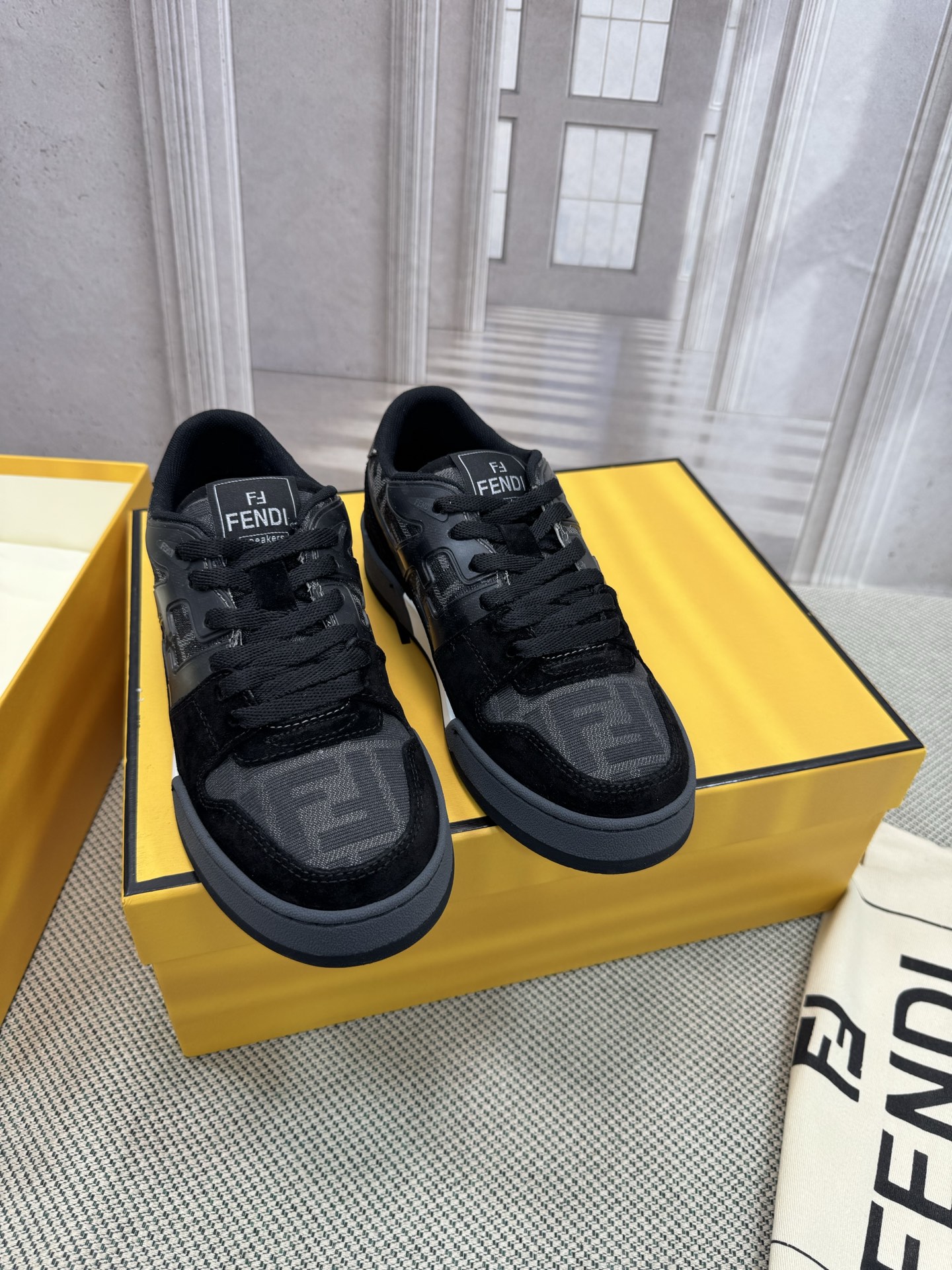 NO:463433,Top version, new early spring model, FENDI, the latest popular couple model, purchased, one-to-one development, making goods, the first basketball sneakers created by the designer, the shoe shape is similar, and the retro design is added. The upper is made of imported calfskin splicing combination, the side is raised, the logo is made of towel velvet, the foot is super soft, light, comfortable to match with sweatshirts, size 35-40 for women (41 customization, no return and exchange) Men's 39-45, casual shoes/sports, fendi, fendi, sneakers, hoodie, sweatshirts, cowhide19860909顶级版本 早春新款 FENDI芬迪 最新爆款情侣款原版购入 一比一开发 做货 设计师打造的首款篮球运动鞋 鞋型差不多 添加了复古的设计 鞋面采用进口小牛皮拼接组合 侧面凸起的双 logo内里采用毛巾绒里 上脚超级柔软 轻便 舒适搭配卫衣 码数女款35-40（41定制不退换）  男款39-45,休闲鞋/运动鞋,fendi,fendi,sneakers,hoodie,sweatshirts,cowhide,Women's Shoes