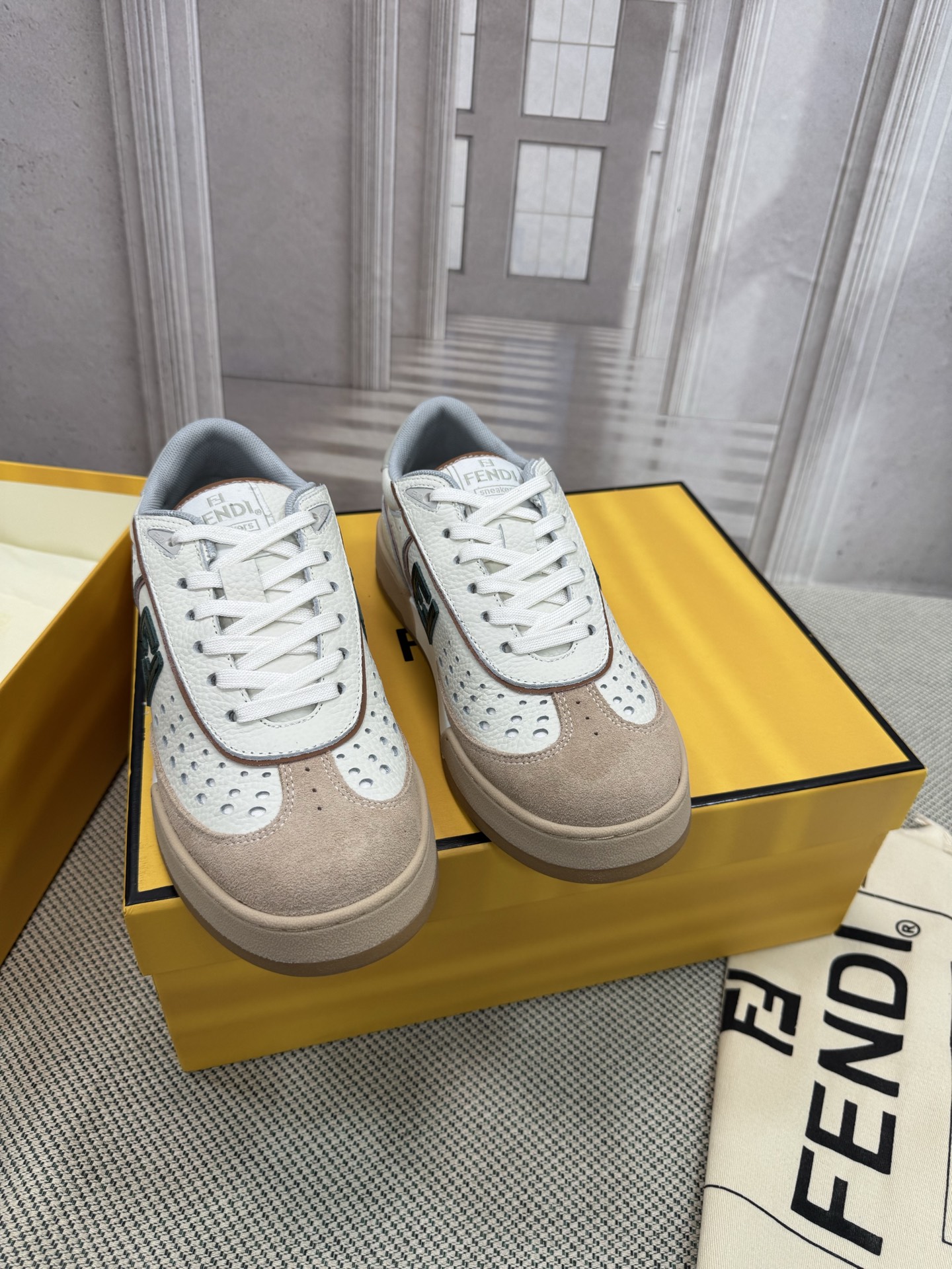 NO:463417,Top version, new early spring model, FENDI, the latest popular couple model, purchased, one-to-one development, making goods, the first basketball sneakers created by the designer, the shoe shape is similar, and the retro design is added. The upper is made of imported calfskin splicing combination, the side is raised, the logo is made of towel velvet, the foot is super soft, light, comfortable to match with sweatshirts, size 35-40 for women (41 customization, no return and exchange) Men's 39-45, casual shoes/sports, fendi, fendi, sneakers, hoodie, sweatshirts, cowhide19860909顶级版本 早春新款 FENDI芬迪 最新爆款情侣款原版购入 一比一开发 做货 设计师打造的首款篮球运动鞋 鞋型差不多 添加了复古的设计 鞋面采用进口小牛皮拼接组合 侧面凸起的双 logo内里采用毛巾绒里 上脚超级柔软 轻便 舒适搭配卫衣 码数女款35-40（41定制不退换）  男款39-45,休闲鞋/运动鞋,fendi,fendi,sneakers,hoodie,sweatshirts,cowhide,Women's Shoes