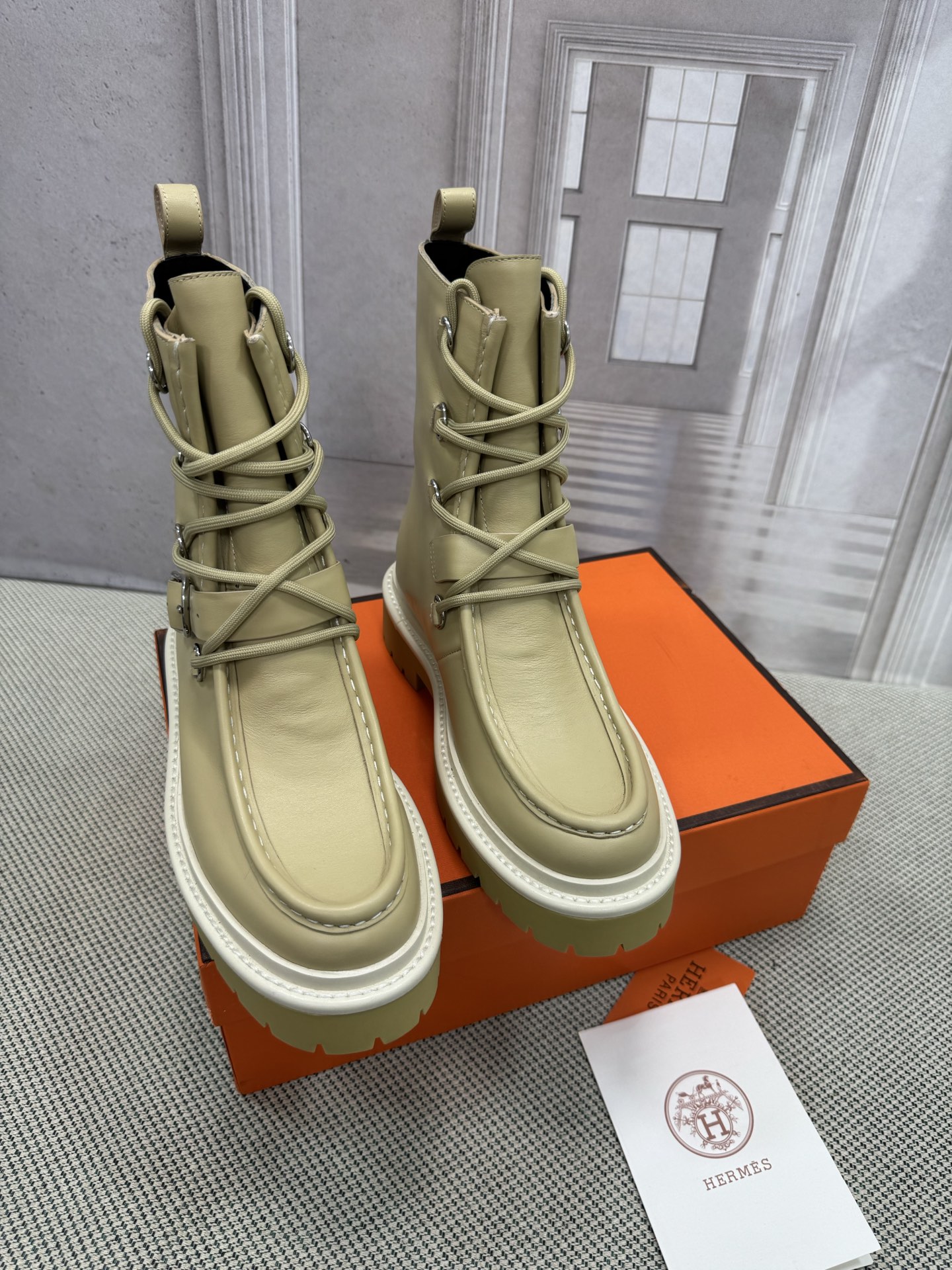 NO:463438,Herms Hermès Top version Original 11 development Autumn and winter short boots It can be said that this is the youngest in the H family. The counter is bought at first sight. It looks invincible and beautiful on the feet, and it is particularly delicate and shaped in the foot. It is very comfortable to wear. The boots are striped elastic and warm. The fabric is imported calfskin. The inner imported mixed-bred sheepskin sheepskin footbed. The original anti-slip TPU combination bottom. Heel height is 5.5cm. Number of sizes: 35-40 (41 customization is not returned), boots, hermes, hermes, boots, cowhide, sheepskin19860909Herms 爱马仕 顶级版本 原版11开发 秋冬矮靴 可以说这是H家最年轻的 专柜第一眼看见就入手,上脚无敌好看,特别秀气修饰脚型.上脚很舒服 靴筒条纹弹力保暖莱卡布 面料进口小牛皮 内里进口混种羊皮里羊皮垫脚 大底原版防滑TPU组合底 跟高5.5cm 码数: 35-40（41 定制不退）,靴子,hermes,hermes,boots,cowhide,sheepskin,Women's Shoes