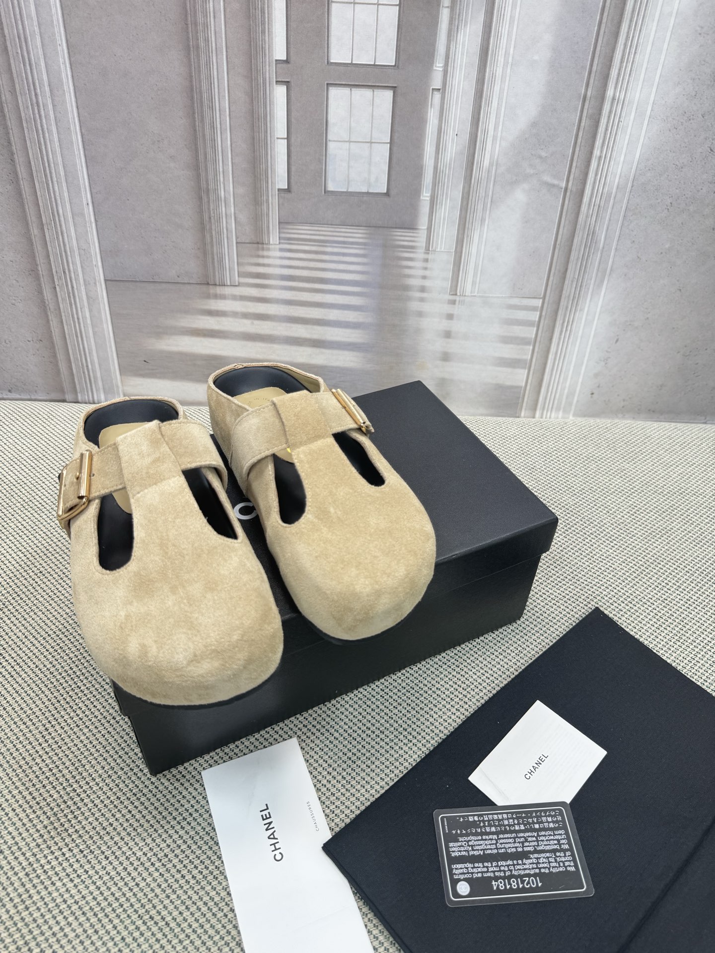 NO:466650,Top version CHANEL/Chanel Xiaoxiang classic spring and summer thick-soled women's slippers Flat heel round-toe retro slippers Original development top high-end version Material: Yangjing Little: water-dyed sheepskin inner lining + outsole: IP foam original molded sole Size: 35-40 (41 40 custom-made non-return and exchange), semi-drag, chanel, chanel, slippers, sheepskin, sheep19860909顶级版本CHANEL/香奈儿 小香经典春夏款厚底女拖鞋 平跟圆头复古拖鞋 原版开发顶级高端版本 材质:羊京 内里:水染羊皮内里+ 大底:IP发泡原版开模大底 Size:35-40 (41 40定制不退换),半拖,chanel,chanel,slippers,sheepskin,sheep,Women's Shoes