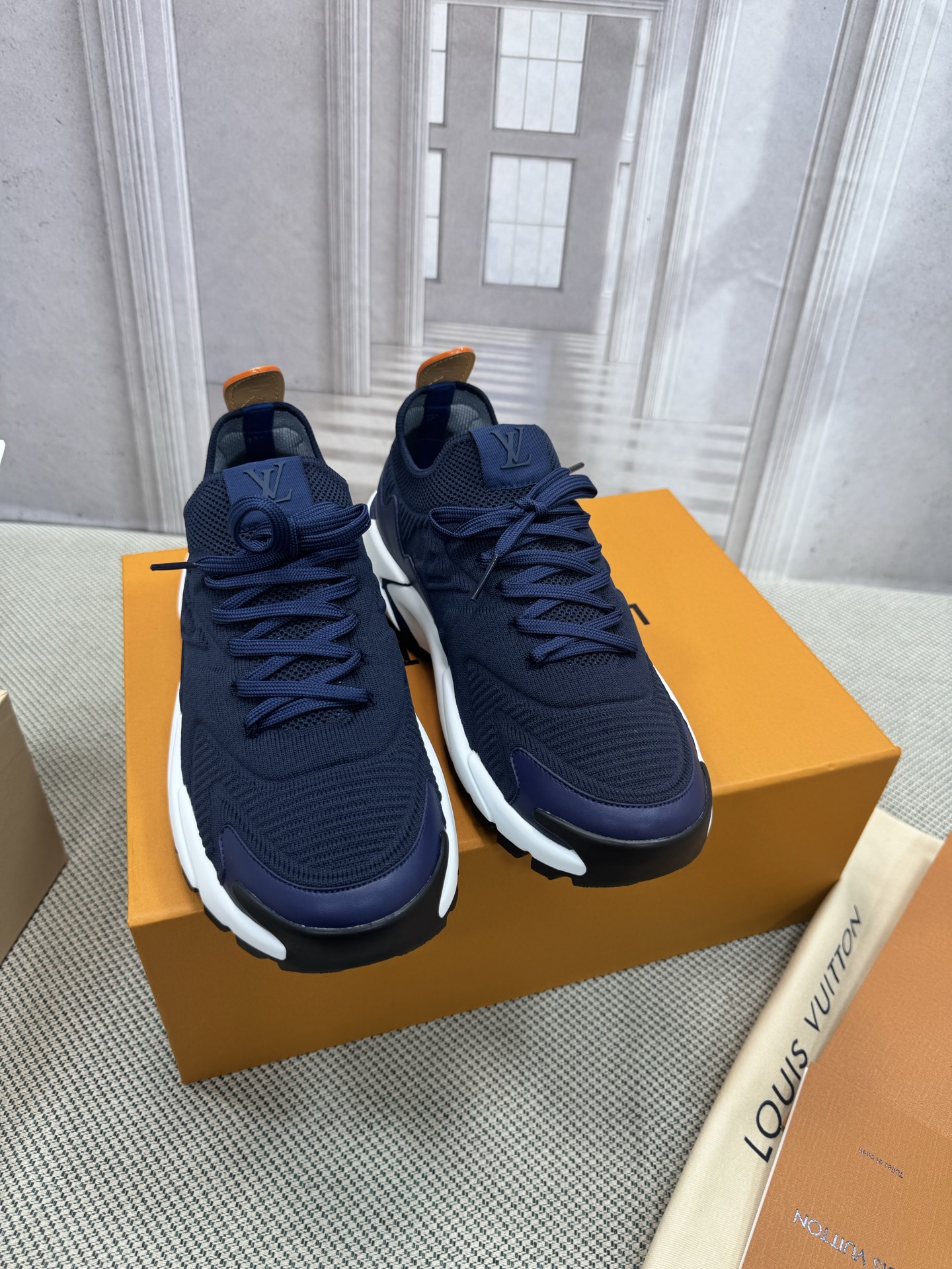 NO:463410,LV Louis Vuitton L Home Donkey Brand Latest Olympia Series Couple Model Silver Horn King Casual Sports Shoes Running Shoes This model LV Olympia Sports Shoes combine mesh fabrics with metal texture synthetic leather and other technological fabrics, reinterpreting the classic running shoe design with neat and simple design. Light EVA outsole makes for a comfortable and flexible wearing experience. Monogram embossed and LV letters and other rich details establish recognition. Exquisite packaging for delivery counter Fabric: original imported technology fabric + mesh surface Inner original customized breathable mesh Sole original molded rubber foam material Sole thickness 3.5CM Size: men's 39-45, 46 customized without return or replacement, casual shoes/sports shoes, louis vuitton, louis vuitton, louis vuitton, louis vuitton, louis vuitton, alexander  wang,louis vuitton,sneakers19860909LV 路易威登L家 驴牌 最新Olympia系列 情侣款 银角大王 休闲 运动鞋 跑鞋 本款 LV Olympia 运动鞋融合网格面料与金属质感合成皮革等科技面料,以利落简约设计重绎经典跑鞋设计.轻盈 EVA 外底成就舒弹穿着体验.Monogram 压纹与 LV 字母等丰富细节树立辨识度 配送专柜精美包装 面料:原版进口科技面料+网面 内里原版定制透气网里 鞋底原版开模橡胶发泡材质 底厚3.5CM Size:男款39-45,46定制不退不换,休闲鞋/运动鞋,louis vuitton,louis vuitton,louis vuitton,alexander wang,louis vuitton,sneakers,Women's Shoes