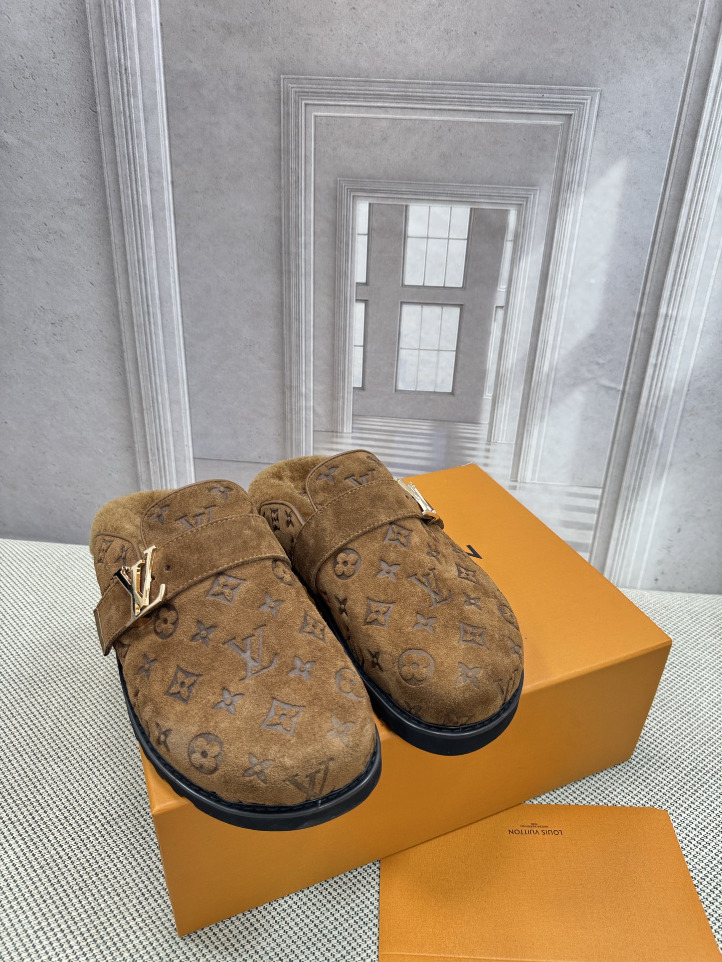 NO:490664,LV | Louis Vuitton early spring new product Top version The counter is the latest model Slippers/cat heel slippers New in hard products Cowhide upper/grain cowhide/denim imported goatskin lining with heels high flat shoe size: 35-45 (46 custom made without return or exchange), semi-torque, louis vuitton, louis vuitton, slippers, cowhide, sheepskin19860909LV | 路易威登早春新品 顶级版本 专柜主打最新款 拖鞋/猫跟拖鞋 硬货上新 鞋面牛皮/粒面牛皮/牛仔布 内里进口山羊皮里 跟高平底 鞋码: 35-45（46定制不退换）,半拖,louis vuitton,louis vuitton,slippers,cowhide,sheepskin,Women's Shoes
