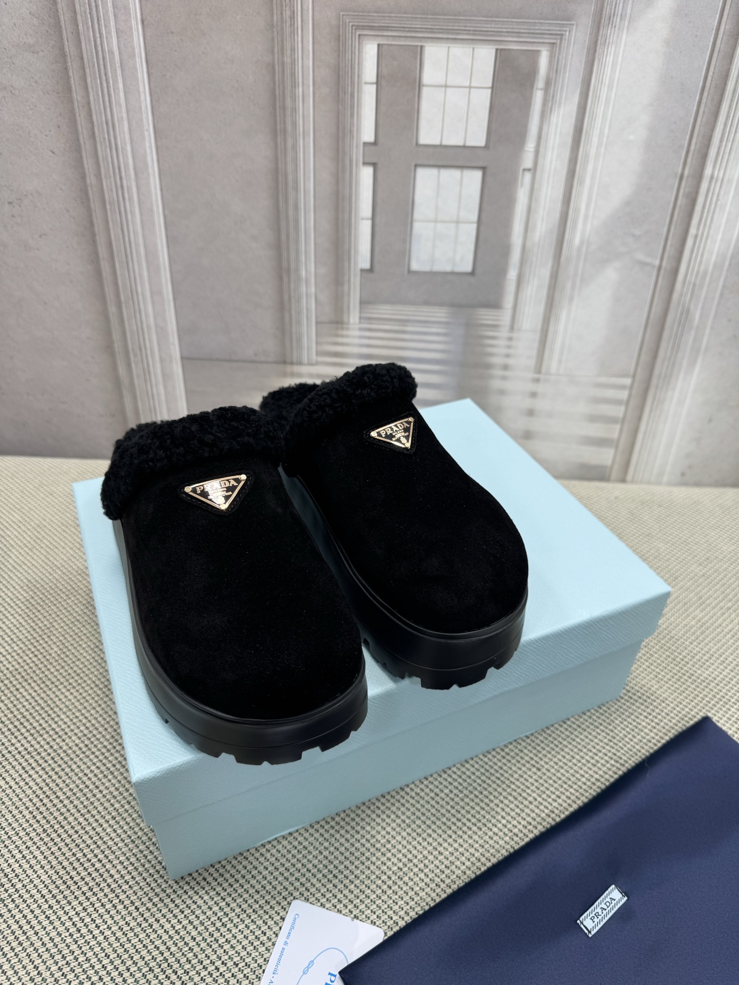 NO:489103,Top version Prada Prada Latest Triangle Retro Casual Shoes Original Purchase and Development Made This leather sneaker is fashionable and simple, showing a full fusion of minimalist style and sporty personality. Paired with classic cotton laces and light rubber soles, the enamel triangle metal logo adds a unique charm. A perfect height-enhancing tool. Original custom fabric custom imported high merceration. The inner imported pure wool lining. The sole original mold-opening anti-slip rubber outsole. Size: Women 35-41. (40.41 no return or replacement), semi-dragged fur shoes, prada, prada, sneakers19860909顶级版本 Prada普拉达 最新三角标复古休闲鞋 原版购入开发 做货 这款皮革运动鞋时尚简洁,展现出极简风格和运动个性的充分融合. 搭配经典的棉质鞋带和轻便的橡胶鞋底,涂珐琅三角形金属徽标增添别具一格的魅力妥妥的增高神器 面料原版定制进口高丝光 内里进口纯羊毛里 鞋底原版开模防滑橡胶大底 Size: 女35-41.(40.41不退不换),半拖毛毛鞋,prada,prada,sneakers,Women's Shoes