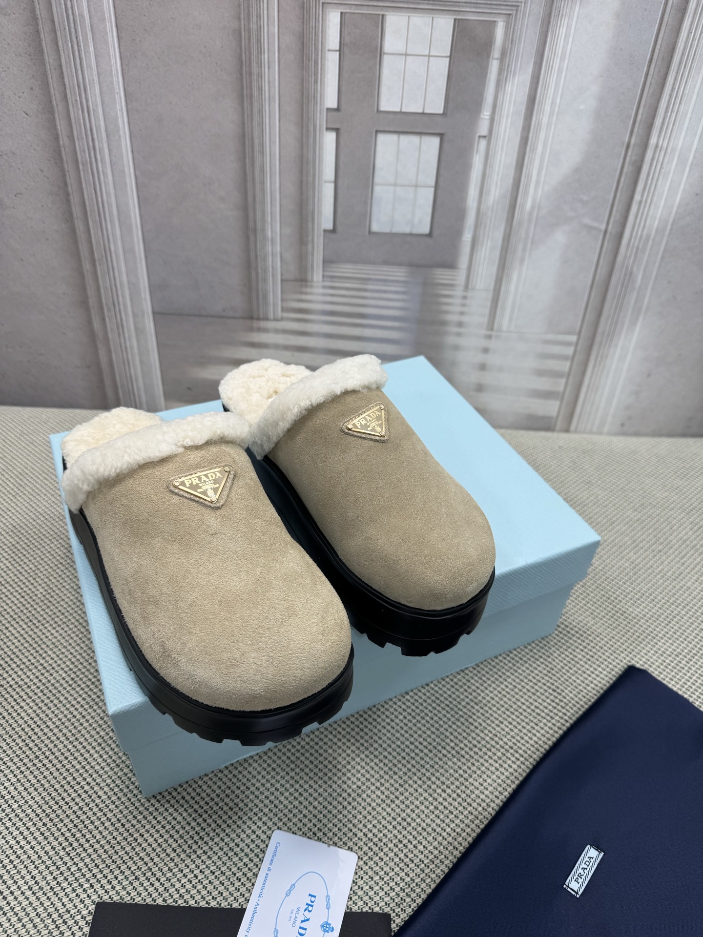 NO:489107,Top version Prada Prada Latest Triangle Retro Casual Shoes Original Purchase and Development Made This leather sneaker is fashionable and simple, showing a full fusion of minimalist style and sporty personality. Paired with classic cotton laces and light rubber soles, the enamel triangle metal logo adds a unique charm. A perfect height-enhancing tool. Original custom fabric custom imported high merceration. The inner imported pure wool lining. The sole original mold-opening anti-slip rubber outsole. Size: Women's 35-41 (40.41 not returned or replaced), semi-dragged fur shoes, prada, prada, sneakers19860909顶级版本 Prada普拉达 最新三角标复古休闲鞋 原版购入开发 做货 这款皮革运动鞋时尚简洁,展现出极简风格和运动个性的充分融合. 搭配经典的棉质鞋带和轻便的橡胶鞋底,涂珐琅三角形金属徽标增添别具一格的魅力妥妥的增高神器 面料原版定制进口高丝光 内里进口纯羊毛里 鞋底原版开模防滑橡胶大底 Size: 女35-41(40.41不退不换),半拖毛毛鞋,prada,prada,sneakers,Women's Shoes