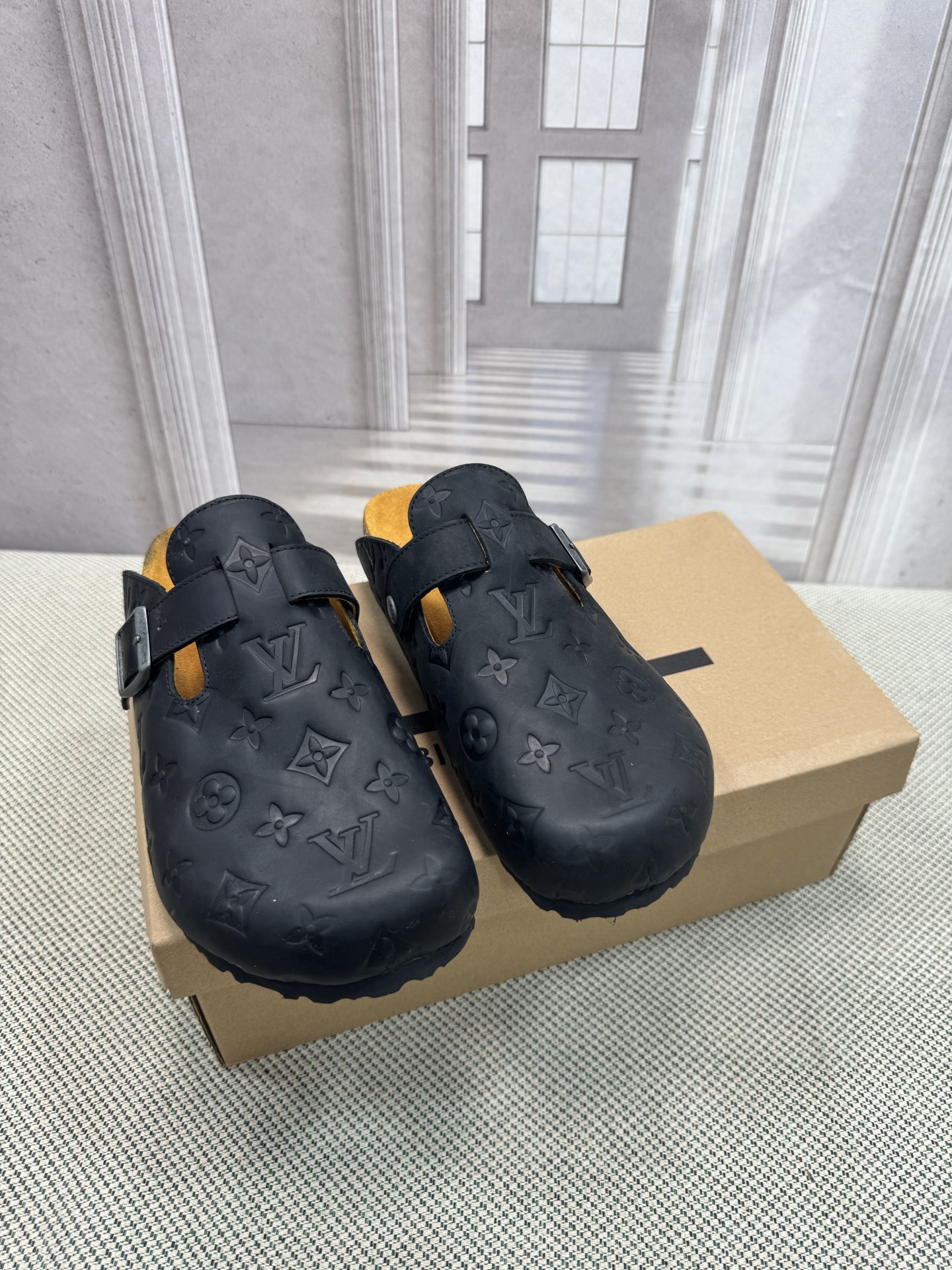 NO:490663,Birkenstock x Co-branded Lv couples Birkenstock shoes casual headshot slippers Birkenstock series I was tempted as soon as the two brands came out. I found a long time to buy the goods. It was really hard to find shoes. It was really super beautiful. Sisters make it for me. The delivery counter is exquisite packaging. Fabric: Original custom-made top-layer cowhide Inner: Imported soft sheepskin Sole: Original open mold-proof rubber material Thick bottom 3CM Size: Women's model 35-41 / Men's model 40-46, semi-torque, birkenstock, louis vuitton, slippers, cowhide, sheepskin19860909Birkenstock x 联名Lv 情侣款 勃肯鞋 休闲 爆头 拖鞋 Birkenstock系列 这两个品牌刚出联名我就心动了 代购找很久才买到货,真的一鞋难求,真的超级好看,姐妹们给我冲 配送专柜精美包装 面料 : 原版定制头层牛皮 内里 : 进口柔软羊皮里 鞋底 : 原版开模防滑橡胶材质 底厚 3CM Size : 女款35-41 / 男款40-46,半拖,birkenstock,louis vuitton,slippers,cowhide,sheepskin,Women's Shoes