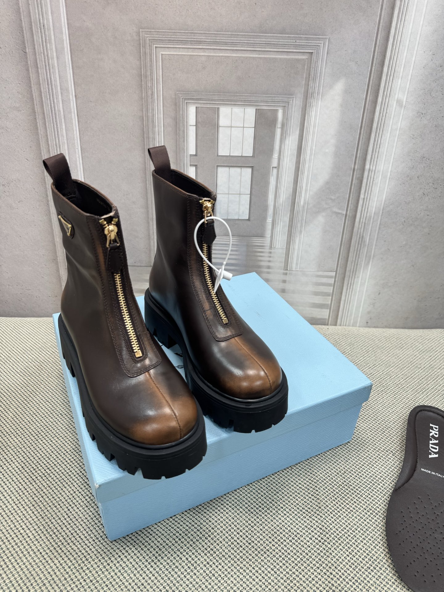 NO:512487,prada/Prada k new arrival~ Autumn and winter short boots The sole shape is very lined, the hiking sole shape is simple and versatile!  Small, short, long legs can be easily controlled. Top quality 35-41 (40.41, 42 no return or replacement), boots, prada, prada, boots19860909prada/普拉达 k new arrival～ 秋冬短靴 鞋底造型很有线条感,登山鞋底的造型,鞋面简约百搭！ 小短腿大长腿都能轻松驾驭呀 顶级品质 35-41（40.41,42不退不换）,靴子,prada,prada,boots,Women's Shoes