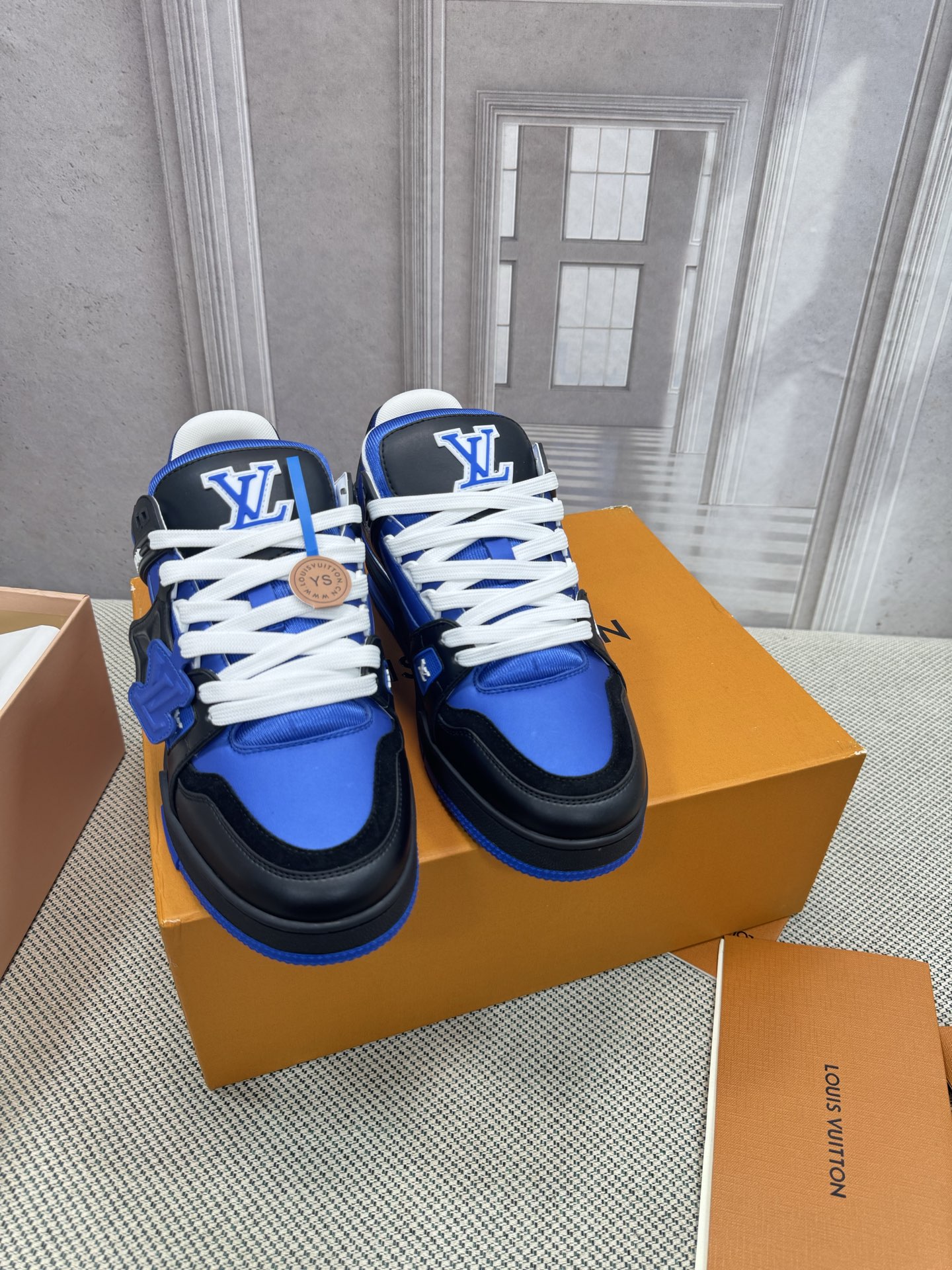 NO:512492,LV-Trainer Louis Vuitton PK market all versions Couple model Show new style Basketball shoes Purchase quality Original 11 development replica!  !  Very comfortable on the foot, fine workmanship. The upper is spliced ​​by calfskin imported from Italy, with brand logo and signature on the sides. The imported breathable mesh inner lining is very comfortable for the feet. Original special supply of original two-color TPU mold-absorbing sole. Packing technology Goodyear sewing locking size women's model 35-40 men's model 39-45 standard size (men 38 46 customized without return or replacement), casual shoes/sports shoes, louis vuitton, louis vuitton, sneakers, cowhide19860909LV-Trainer路易-威登 PK市场一切版本 情侣款 走秀新款 篮球板鞋 代购品质 原版11开发复刻！！上脚非常舒适 做工精细 鞋面由意大利进口小牛皮拼接,侧边饰有品牌LOGO标志及签名,进口了透气网布内里,脚感超舒适.原厂特供原版双色TPU吸模大底.套包工艺 固特异缝合锁边 size女款35-40  男款39-45标准码（男38 46 定做不退不换）,休闲鞋/运动鞋,louis vuitton,louis vuitton,sneakers,cowhide,Women's Shoes