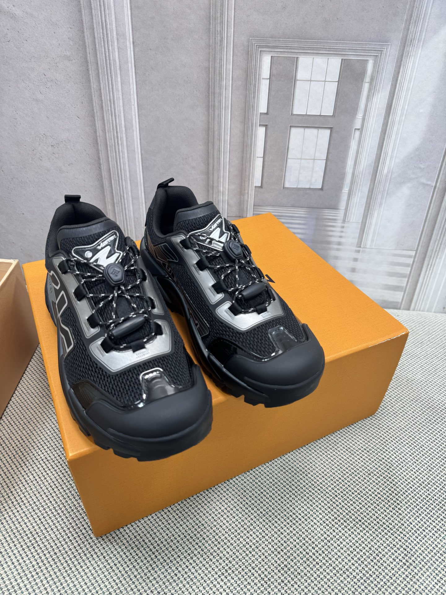 NO:512489,LV Louis Vuitton L Home Donkey Brand Latest Olympia Series Couple Style Silver Horn King Casual Sports Shoes Running Shoes This LV Olympia Sports Shoes combine mesh fabrics with metal texture synthetic leather and other technological fabrics, reinterpreting the classic running shoe design with a neat and simple design. Light EVA outsole makes for a comfortable and flexible wearing experience. Monogram embossed and LV letters and other rich details establish recognition. Delivery counter exquisite packaging Fabric: original imported technology fabric + mesh surface Inner original customized breathable mesh Sole original open mold rubber foam material Sole thickness 3.5CM Size: men's 39-45, casual shoes/sports shoes, louis vuitton, louis vuitton, louis vuitton, louis vuitton, alexander wang, louis  vuitton,sneakers19860909LV 路易威登L家 驴牌 最新Olympia系列 情侣款 银角大王 休闲 运动鞋 跑鞋 本款 LV Olympia 运动鞋融合网格面料与金属质感合成皮革等科技面料,以利落简约设计重绎经典跑鞋设计.轻盈 EVA 外底成就舒弹穿着体验.Monogram 压纹与 LV 字母等丰富细节树立辨识度 配送专柜精美包装 面料:原版进口科技面料+网面 内里原版定制透气网里 鞋底原版开模橡胶发泡材质 底厚3.5CM Size:男款39-45,休闲鞋/运动鞋,louis vuitton,louis vuitton,louis vuitton,alexander wang,louis vuitton,sneakers,Women's Shoes