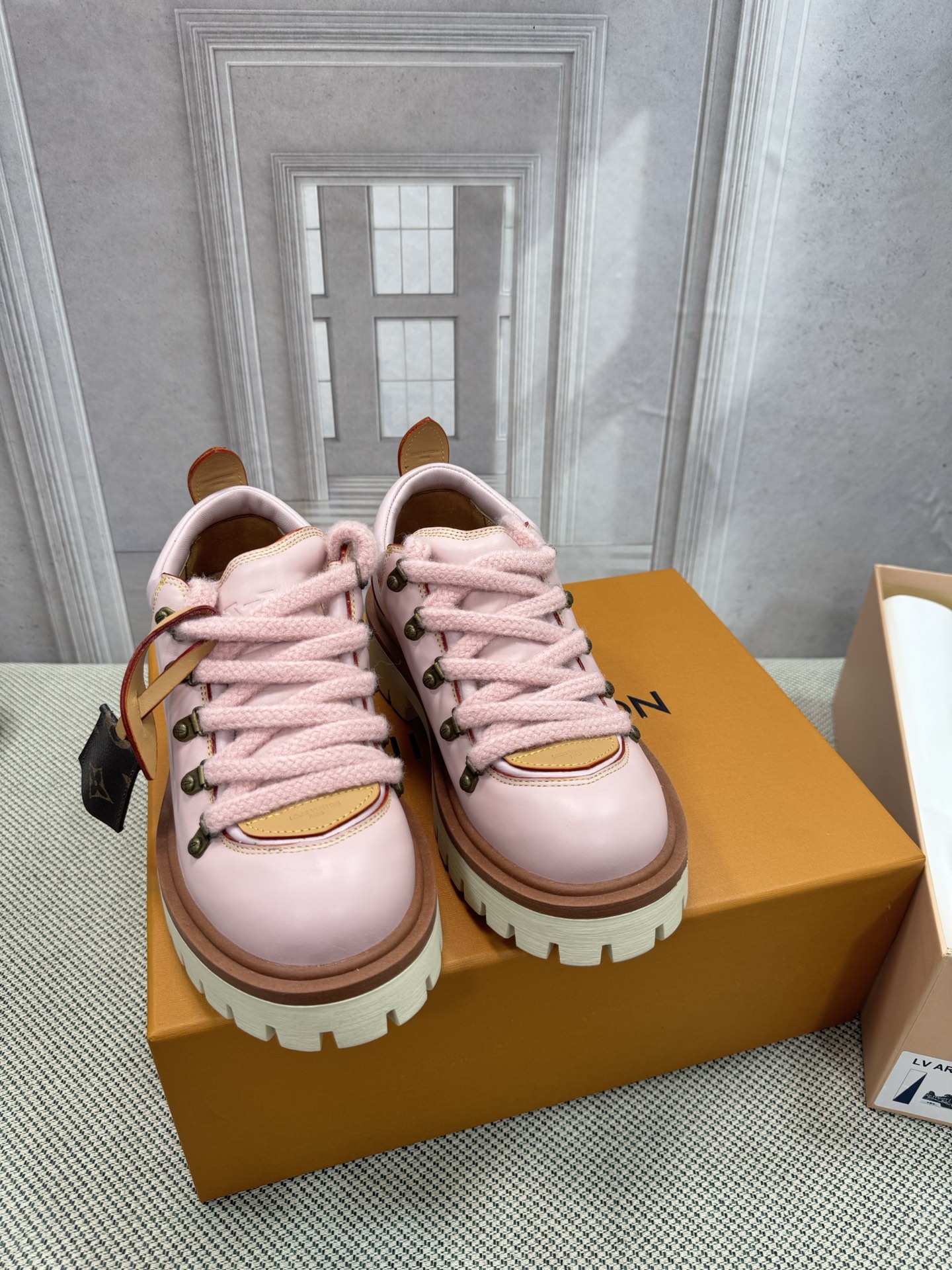 NO:534930,The top version of LV Sprint sneakers debuted in a new high-end atmospheric show, using lightweight technology fabrics to set off the abstract interpretation of Monogram flowers, supplemented by a streamlined design of popular products. LV letters and Monogram flowers are decorated with tpu outsoles and treads respectively, with 35-45 sizes (customized for 45 sizes), louis vuitton, loafers, sneakers19860909顶级版本LV Sprint 运动鞋亮相于  新款高端大气秀场,以轻盈科技面料烘托 Monogram 花卉的抽象演绎,辅以足爆款的流线型设计.LV 字母和 Monogram 花卉分别点缀tpu外底和胎面 码数35-45（45码定做）,乐福鞋,louis vuitton,loafers,sneakers,Women's Shoes