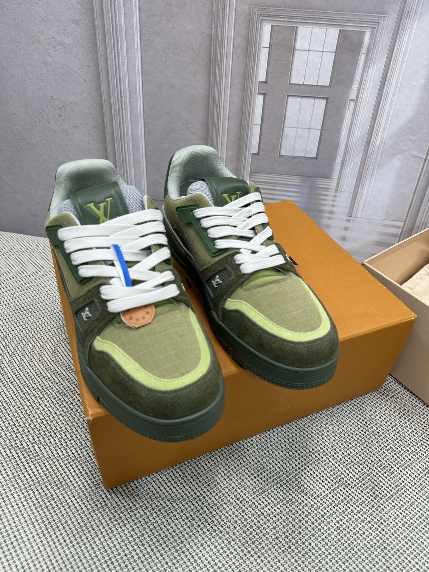 NO:535629,LV-Trainer Louis Vuitton PK market all versions Couple model Show new style Basketball shoes Purchase quality Original 11 development replica!  !  Very comfortable on the foot, fine workmanship. The upper is spliced ​​by calfskin imported from Italy, with brand logo and signature on the sides. The imported breathable mesh inner lining is very comfortable for the feet. Original special supply of original two-color TPU mold-absorbing sole. Packing technology Goodyear sewing locking size women's model 35-40 men's model 39-45 standard size (men 38 46 customized without return or replacement), casual shoes/sports shoes, louis vuitton, louis vuitton, sneakers, cowhide19860909LV-Trainer路易-威登 PK市场一切版本 情侣款 走秀新款 篮球板鞋 代购品质 原版11开发复刻！！上脚非常舒适 做工精细 鞋面由意大利进口小牛皮拼接,侧边饰有品牌LOGO标志及签名,进口了透气网布内里,脚感超舒适.原厂特供原版双色TPU吸模大底.套包工艺 固特异缝合锁边 size女款35-40  男款39-45标准码（男38 46 定做不退不换）,休闲鞋/运动鞋,louis vuitton,louis vuitton,sneakers,cowhide,Women's Shoes