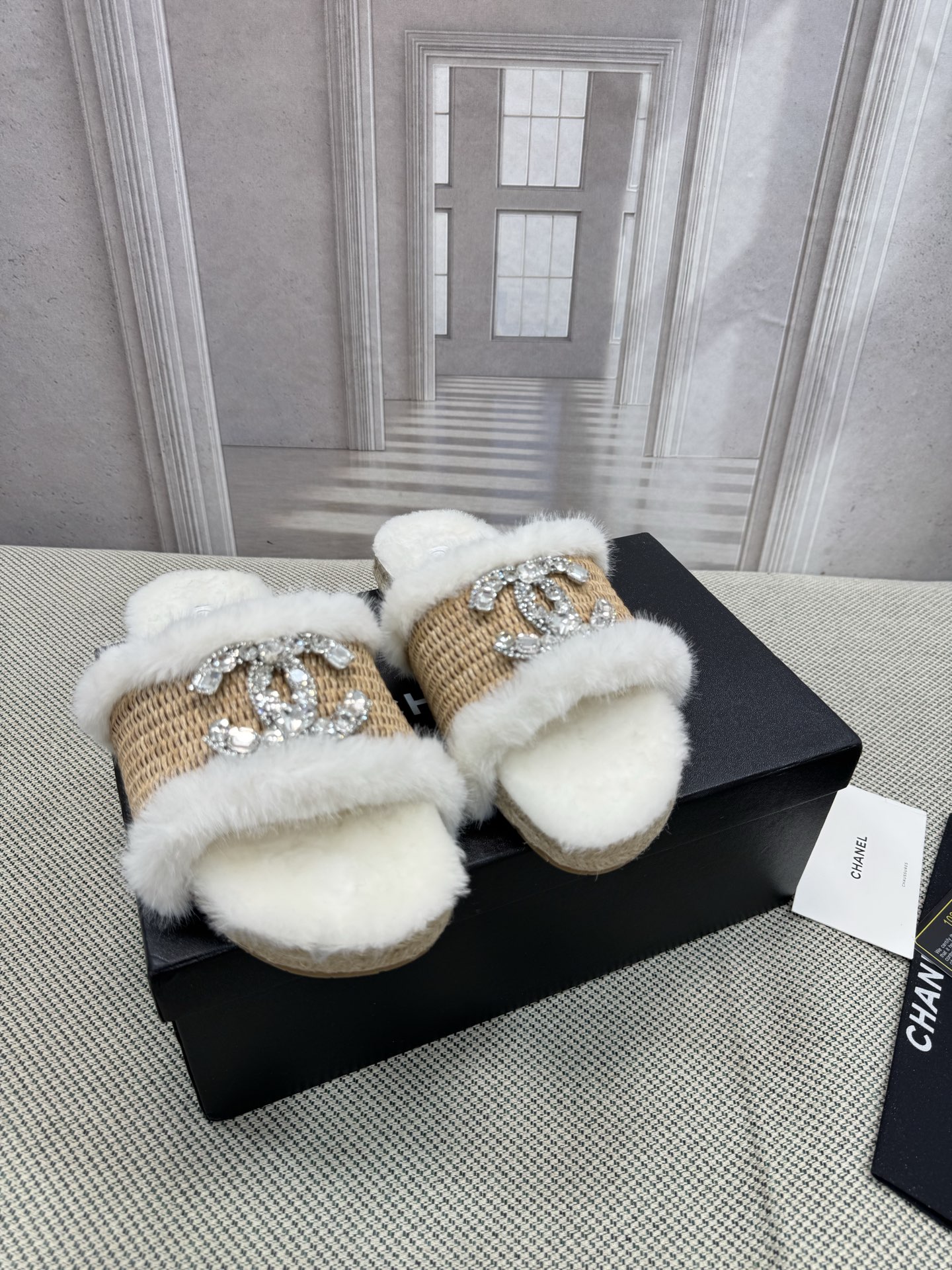 NO:545281,CHANEL new color wool slippers top quality pure fur integrated lamb wool! Mi is super warm, and it feels like stepping on the clouds and is decorated with classic old-fashioned flowers, exquisite and high-end! Let the price of this pair of hair increase sharply! The sole is an anti-slip rubber sole from the original mold, which is very easy to wear and does not slip. The sole has a certain thickness and is extremely comfortable! Size 35-40, (40-43 customized), fur shoes and slippers, chanel, slippers19860909CHANEL新色羊毛拖鞋頂级品质纯皮毛一体羔羊毛打造！米超温暖的感觉,穿上仿佛踩在云朵上经典老花装饰,精致高级！让这双毛拖身价陡增！鞋底是原版开模的防滑橡胶大底,非常好穿不打滑,而且鞋底有一定厚度,舒适度极佳！码数35-40,(40一43定做),毛毛鞋拖鞋,chanel,slippers,Women's Shoes