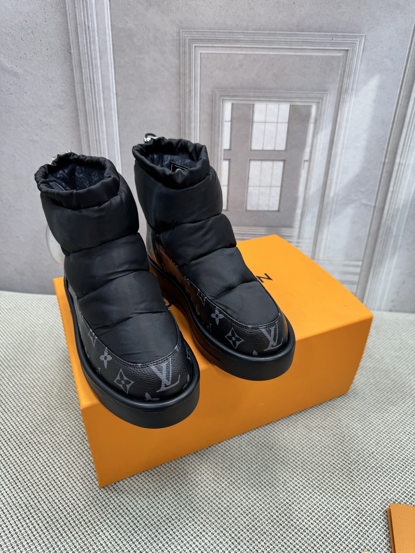 NO:545286,New autumn and winter down boots Louis Vuitton [Purchase quality] LV official website latest catwalk model is on the market, the super luxury style subverts the design of traditional snow boots, and makes the concept of down a new interpretation. Personalized trends lead fashion... Fine workmanship Imported waterproof fabric down allows your feet to embrace warmth in the cold winter. Imported waterproof fabric down inside. Large sole original foamed sole, anti-slip, wear-resistant, comfortable. The original packaging is full-packed. Number of codes 35-40 (standard code) (, 40.41.42 custom-made non-return and exchange), snow boots, louis vuitton, louis vuitton, boots, down jacket19860909秋冬新款羽绒靴路易威登【代购品质】lv官网最新走秀款火爆上市, 超级豪刊的款式颠覆了传统雪地靴的设计 将羽绒的概念进行了全新的演绎 个性潮流 引领时尚……做工精细 面料进口防水面料羽绒 让你的双脚在寒冷的冬季拥抱温暖 内里进口防水面料羽绒 大底原版发泡大底,防滑、耐磨、舒适 包装原版全套包装 码数35-40（标准码）（,40.41.42定做不退换）,雪地靴,louis vuitton,louis vuitton,boots,down jacket,Women's Shoes