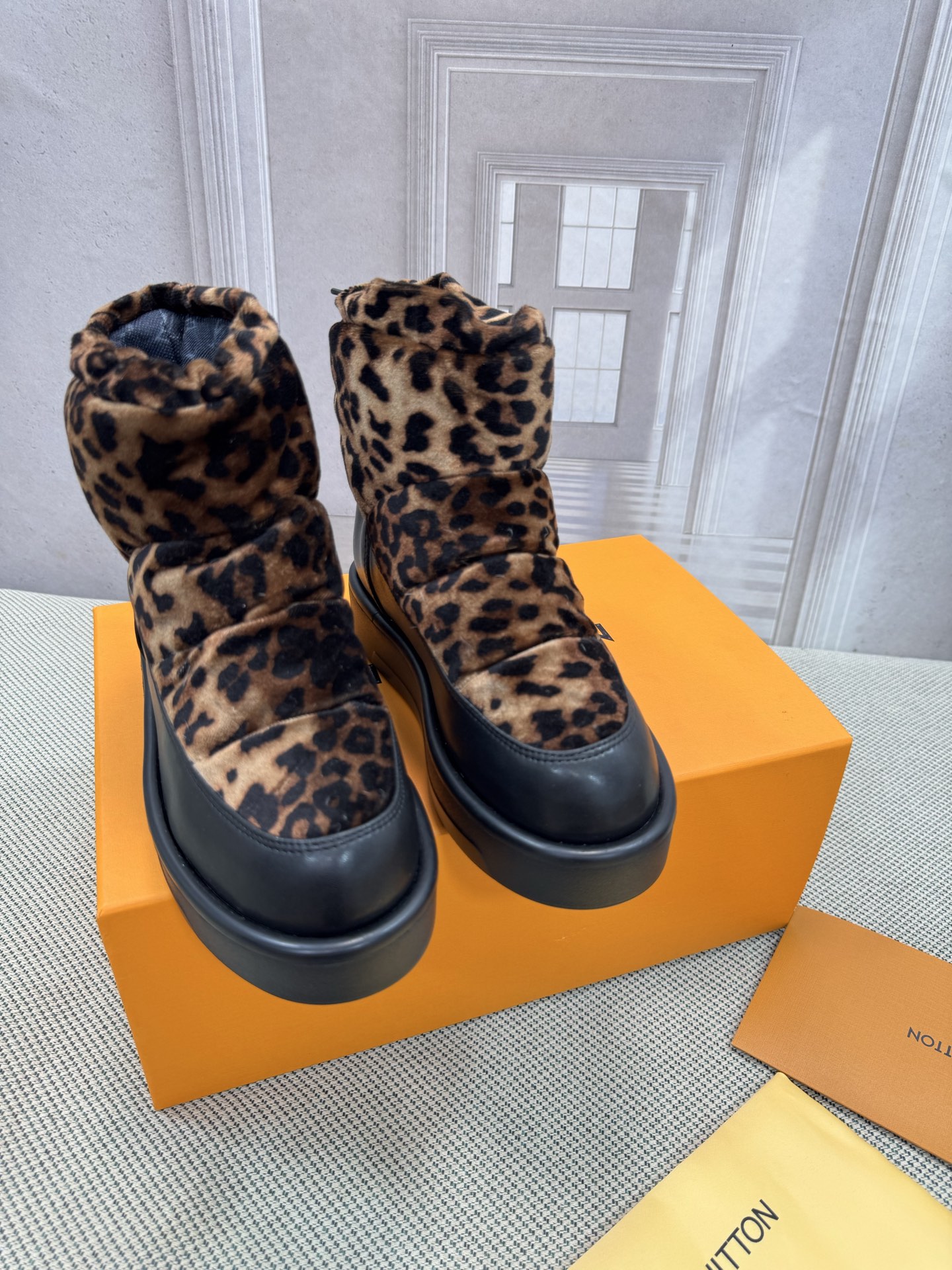 NO:545292,New autumn and winter down boots Louis Vuitton [Purchase quality] LV official website latest catwalk model is on the market, the super luxury style subverts the design of traditional snow boots, and makes the concept of down a new interpretation. Personalized trends lead fashion... Fine workmanship Imported waterproof fabric down allows your feet to embrace warmth in the cold winter. Imported waterproof fabric down inside. Large sole original foamed sole, anti-slip, wear-resistant, comfortable. The original packaging is full-packed. Number of codes 35-40 (standard code) (, 40.41.42 custom-made non-return and exchange), snow boots, louis vuitton, louis vuitton, boots, down jacket19860909秋冬新款羽绒靴路易威登【代购品质】lv官网最新走秀款火爆上市, 超级豪刊的款式颠覆了传统雪地靴的设计 将羽绒的概念进行了全新的演绎 个性潮流 引领时尚……做工精细 面料进口防水面料羽绒 让你的双脚在寒冷的冬季拥抱温暖 内里进口防水面料羽绒 大底原版发泡大底,防滑、耐磨、舒适 包装原版全套包装 码数35-40（标准码）（,40.41.42定做不退换）,雪地靴,louis vuitton,louis vuitton,boots,down jacket,Women's Shoes