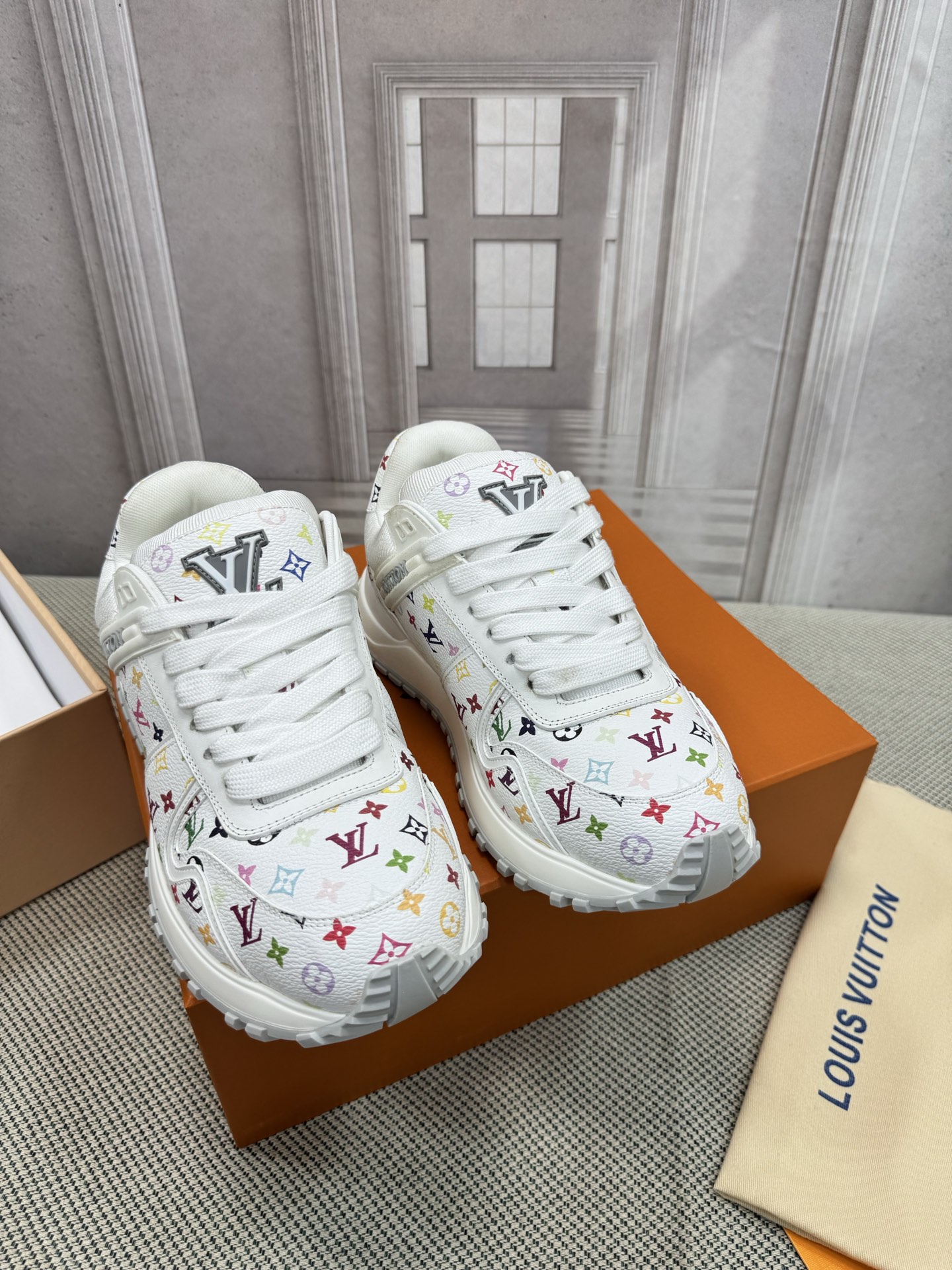 NO:545335,LV Louis Vuitton official website synchronization Top version Classic hot casual sneakers, men's model, one-to-one opening model, physical hot selling, fabric: top layer ox reverse velvet leather + original brand presbyopia + breathable net, inner lining: cowhide lining / foot pad outsole: original combination sole, heel height: sole thickness 2cm/ built-in 3cm comfortable insole, size: 39-45 (38 46 custom-made non-return), casual shoes/sports shoes, louis vuitton, louis vuitton, sneakers, cowhide19860909LV 路易威登官网同步 顶级版本 经典爆款休闲运动鞋,男款 一比一开模,实体疯卖爆款, 面料:头层牛反绒皮+原版品牌老花+透气网, 内里:牛皮里/垫脚 大底:原版组合大底, 跟高: 底厚2cm/ 内置3cm舒适鞋垫, 码数 :39-45（38 46定制不退换）,休闲鞋/运动鞋,louis vuitton,louis vuitton,sneakers,cowhide,Women's Shoes