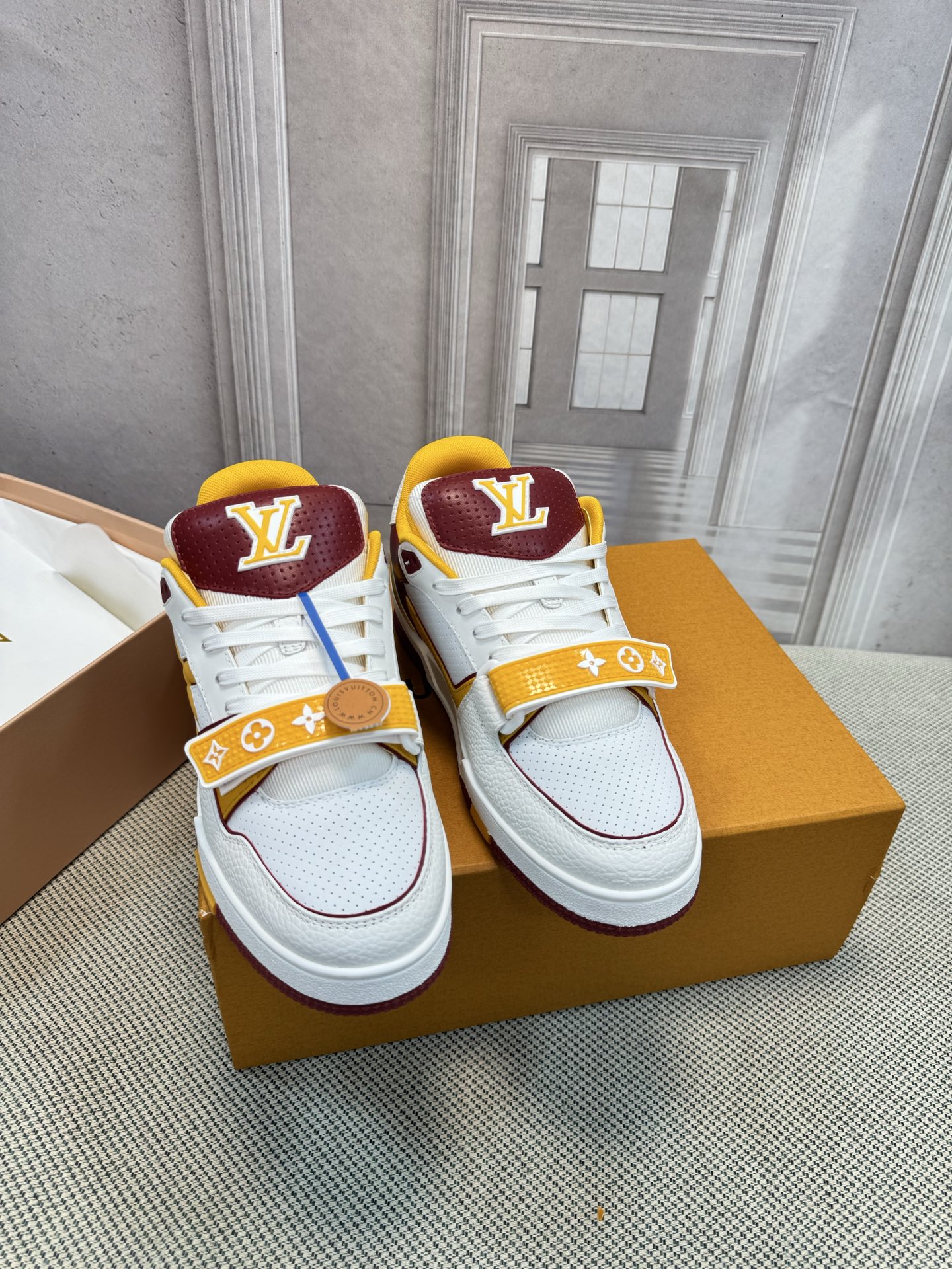 NO:545328,LV-Trainer Louis Vuitton PK market all versions Couple model Show new style Basketball shoes Purchase quality Original 11 development replica!  !  Very comfortable on the foot, fine workmanship. The upper is spliced ​​by calfskin imported from Italy, with brand logo and signature on the sides. The imported breathable mesh inner lining is very comfortable for the feet. Original special supply of original two-color TPU mold-absorbing sole. Packing technology Goodyear sewing locking size women's model 35-40 men's model 39-45 standard size (men 38 46 customized without return or replacement), casual shoes/sports shoes, louis vuitton, louis vuitton, sneakers, cowhide19860909LV-Trainer路易-威登 PK市场一切版本 情侣款 走秀新款 篮球板鞋 代购品质 原版11开发复刻！！上脚非常舒适 做工精细 鞋面由意大利进口小牛皮拼接,侧边饰有品牌LOGO标志及签名,进口了透气网布内里,脚感超舒适.原厂特供原版双色TPU吸模大底.套包工艺 固特异缝合锁边 size女款35-40  男款39-45标准码（男38 46 定做不退不换）,休闲鞋/运动鞋,louis vuitton,louis vuitton,sneakers,cowhide,Women's Shoes