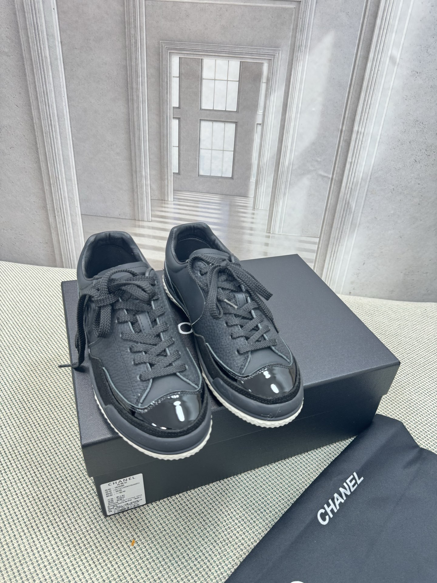 NO:559504,Chanel Chanel counter top casual sports shoes This classic design; the upper has a variety of craftsmanship styles; the outsole is fashionable and sporty; the unusual inclusion of a variety of color matching elements... The diversified mix and match is very good-looking and versatile, casual, fashionable, sports, and outdoor can be taken into account... Go material The upper is made of original imported cowhide, the lining is made of original imported breathable sheepskin, the outsole is based on the original TPU outsole  Counter boutique package complete set for women 35-41 (40.41 non-refundable, non-exchangeable, casual shoes/sports shoes, chanel, chanel, sneakers, cowhide, sheepskin19860909Chanel香奈儿专柜顶级休闲款运动鞋 这款经典设计；鞋面多种工艺的风格；大底却时尚运动；不平凡的拥入了多种配色元素…… 多元化混搭非常好看百搭,休闲,时尚,运动,户外都能兼顾…… Go 材料 鞋面采用 原版进口牛皮 内里采用 原版进口透气羊皮 大底根据 原版TPU大底 专柜精品包装全套女35–41（40.41不退不换,休闲鞋/运动鞋,chanel,chanel,sneakers,cowhide,sheepskin,Women's Shoes