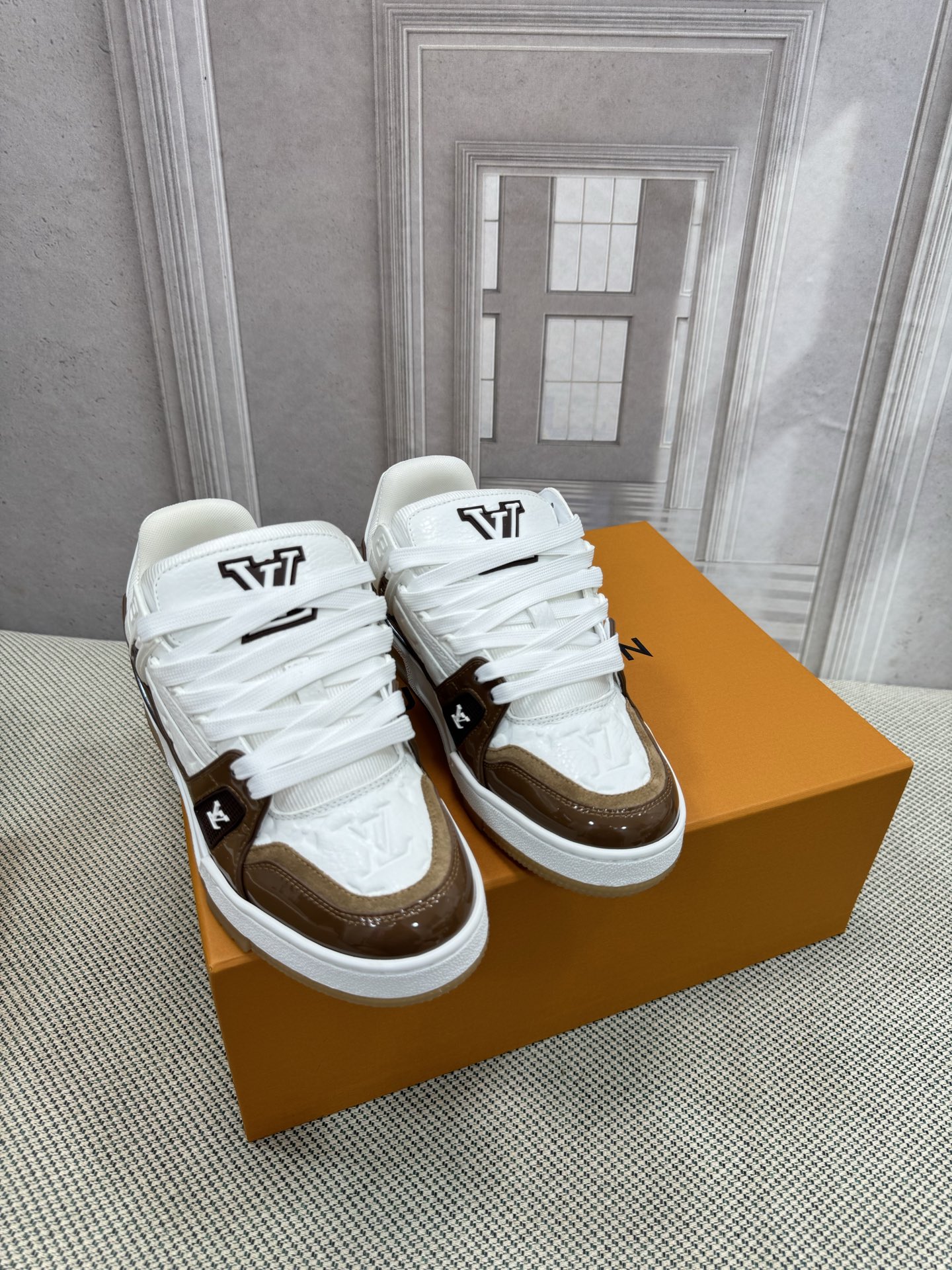 NO:559524,LV-Trainer Louis Vuitton PK market all versions Couple models Catwalk new basketball sneakers Purchasing quality Original 11 developed and re-engraved!  !  The upper is very comfortable and fine workmanship. The upper is made of calfskin imported from Italy. It is decorated with the brand LOGO and signature on the side. It has an imported breathable mesh lining and the foot feels super comfortable. The original two-color TPU suction mold outsole is specially provided by the factory. The package process is Goodyear stitched and overlocked. Size 35-40 for women. Standard size 39-45 for men (custom-made for men 38 and 46, non-refundable and non-exchangeable). Casual shoes/sports shoes, louis  vuitton,louis vuitton,sneakers,cowhide19860909LV-Trainer路易-威登 PK市场一切版本 情侣款 走秀新款 篮球板鞋 代购品质 原版11开发复刻！！上脚非常舒适 做工精细 鞋面由意大利进口小牛皮拼接,侧边饰有品牌LOGO标志及签名,进口了透气网布内里,脚感超舒适.原厂特供原版双色TPU吸模大底.套包工艺 固特异缝合锁边 size女款35-40  男款39-45标准码（男38 46 定做不退不换）,休闲鞋/运动鞋,louis vuitton,louis vuitton,sneakers,cowhide,Women's Shoes