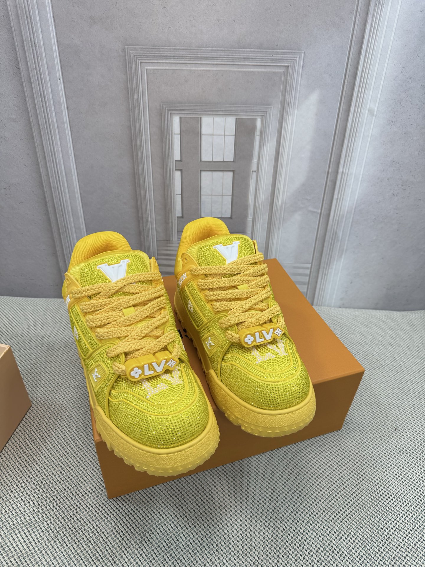 NO:559521,Top version Louis*Vuitto* Louis*Vuitto* LV Trainer Sports Purchasing Agency in Europe. Purchased for 1W RMB. It took a month to develop a private mold for the outsole and fabric. Three sets of molds were scrapped for the upper before it was perfectly adjusted to the original version. It is a comfortable product that definitely costs a lot of money and effort. This series was designed after the arrival of Vifgil. It is favored by many fans every season. It can be more personalized when paired with different fashions. Private model luxury Loschi rhinestones  Original TPU outsole Original packaging Size: 35-40 for women, 39-45 for men (38 46, custom-made, non-refundable), casual shoes/sports shoes, louis vuitton, louis vuitton, sneakers19860909顶级版本 面包钻鞋情侣款 Louis*Vuitto* LV Trainer 运动欧洲代购1W RMB购入 历时一个月爆拆开发 大底和面料私模 鞋面更是报废了三套模具 才完美调整至原版一致较果 绝对下血本费心思的一款舒适 自Vifgil到来之后而设计的这一系列 每一季度都深受众多粉丝的青睐 搭配不同的时尚更显个性哦 私模奢华洛施奇水钻 TPU原版大底 原版包装 码数:女款35-40  男39-45（38 46,定做不退换）,休闲鞋/运动鞋,louis vuitton,louis vuitton,sneakers,Women's Shoes