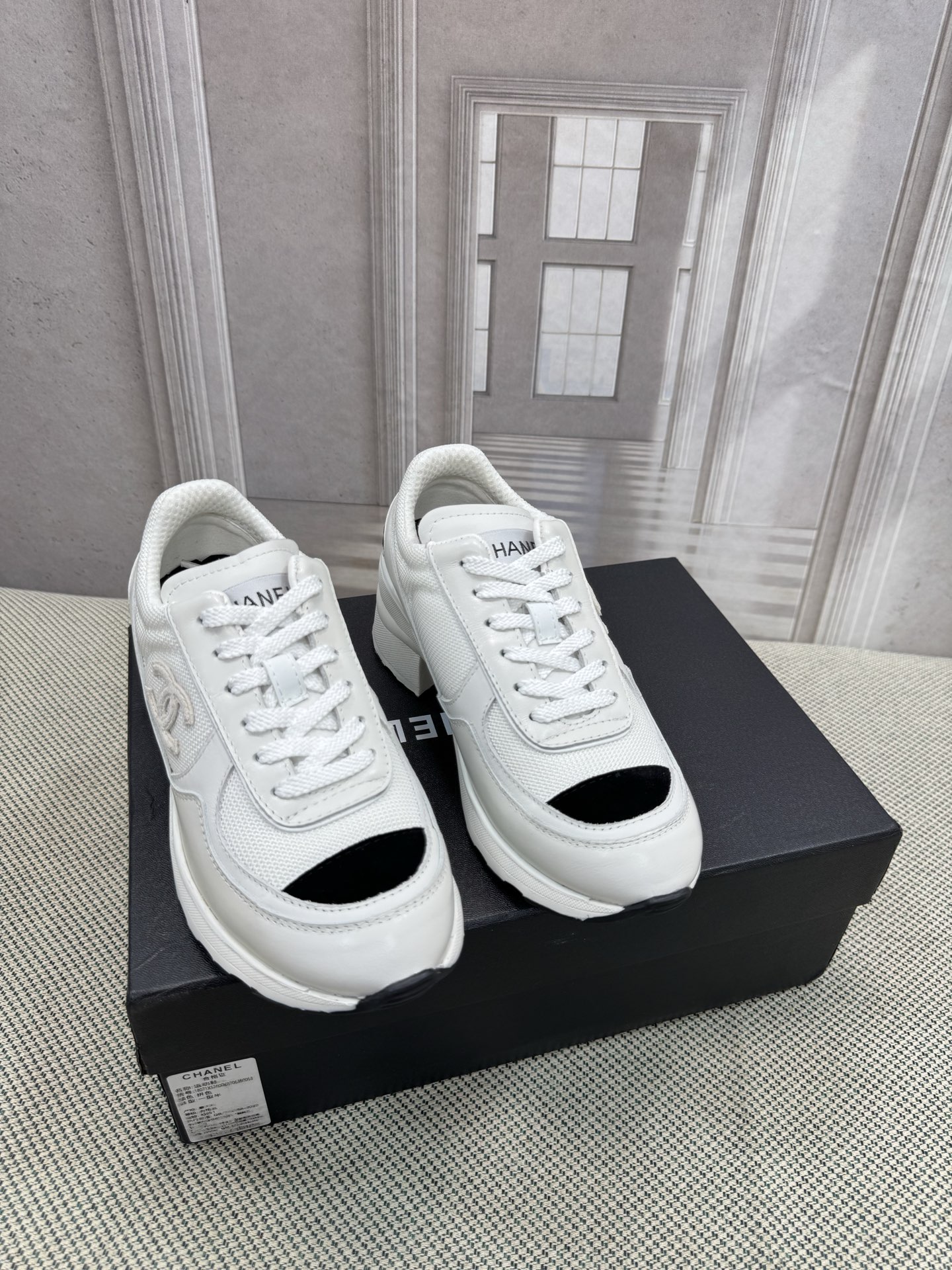 NO:559869,Chanel Chanel counter top casual sports shoes This classic design; the upper has a variety of craftsmanship styles; the outsole is fashionable and sporty; the unusual inclusion of a variety of color matching elements... The diversified mix and match is very good-looking and versatile, casual, fashionable, sports, and outdoor can be taken into account... Go material The upper is made of original imported cowhide, the lining is made of original imported breathable sheepskin, the outsole is based on the original TPU outsole  Counter boutique package complete set for women 35-41 (40.41 non-refundable, non-exchangeable, casual shoes/sports shoes, chanel, chanel, sneakers, cowhide, sheepskin19860909Chanel香奈儿专柜顶级休闲款运动鞋 这款经典设计；鞋面多种工艺的风格；大底却时尚运动；不平凡的拥入了多种配色元素…… 多元化混搭非常好看百搭,休闲,时尚,运动,户外都能兼顾…… Go 材料 鞋面采用 原版进口牛皮 内里采用 原版进口透气羊皮 大底根据 原版TPU大底 专柜精品包装全套女35–41（40.41不退不换,休闲鞋/运动鞋,chanel,chanel,sneakers,cowhide,sheepskin,Women's Shoes