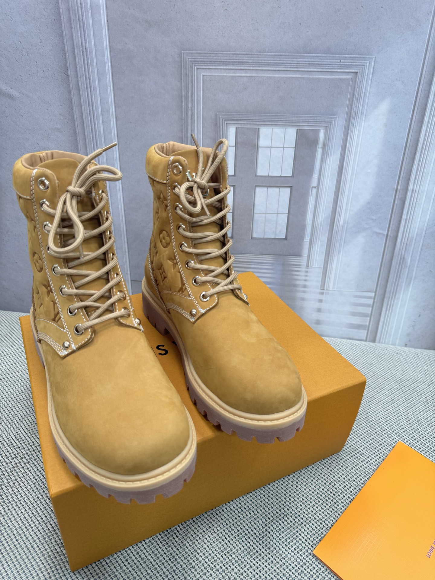 NO:696215,New style purchasing quality LV~Louis Vuitton boots series!  by Virgin Abloh The most beautiful sneakers, highly recommended new products, official website limited edition retro basketball sneakers!  Both the high-top and low-top cost money to purchase the original 1:1 accurate replica, the details are invincible, full of sincerity, imported custom-made original cowhide, the original package method is the same, the details are 100% restored, the private model customizes the original one-piece TPU outsole, which is different from other brands. Without the original version, this effect cannot be achieved!  L’s best-looking men’s shoes in the past, don’t miss it!  Fabric imported nubuck leather, lining imported water-dyed cowhide lining/foot pads, outsole pure natural rubber sole, Size men's 39-44 (45 46 customized, non-refundable), boots, louis vuitton, louis vuitton, boots, sneakers, cowhide19860909新款 代购品质LV～路易威登靴子系列！by Virgin Abloh最好看的运动鞋,力推新品,官网限定款复古篮球运动鞋！高帮低帮均花血本购入原版1:1精准复刻、细节很无敌、诚意满满、进口定制原版牛皮,原版一致套包做法,细节百分百还原、私模定制原版一体成型TPU大底、区别于别家、没有原版是开不出这效果的！L历年来最好看的男鞋、千万不要错过！ 面料进口磨砂皮 内里进口水染牛皮里/垫脚 大底纯天然橡胶底 Size男款39-44（45 46定做不退换）,靴子,louis vuitton,louis vuitton,boots,sneakers,cowhide,Women's Shoes