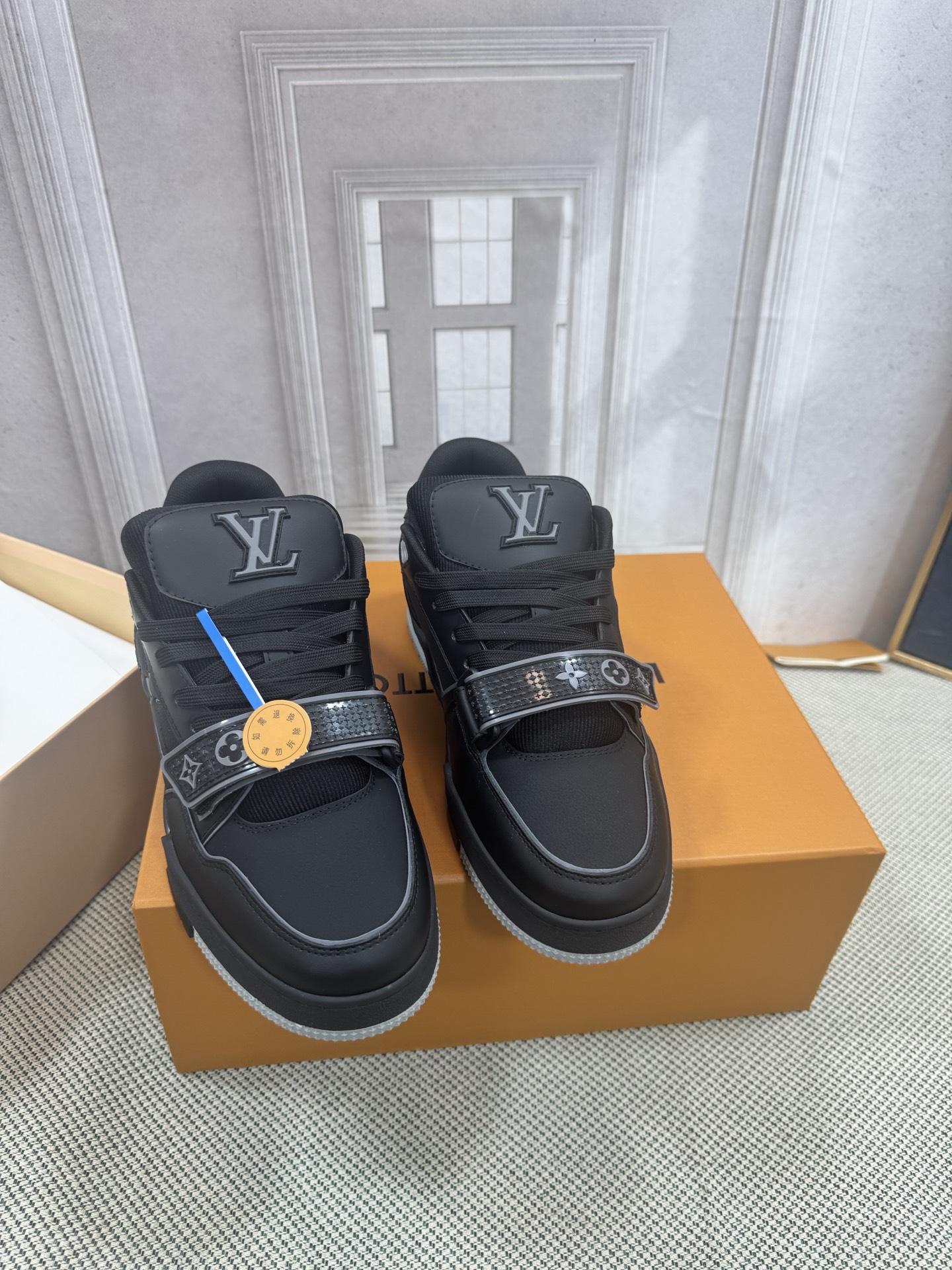 NO:615933,LV-Trainer Louis Vuitton PK market all versions Couple models Catwalk new basketball sneakers Purchasing quality Original 11 developed and re-engraved!  !  The upper is very comfortable and fine workmanship. The upper is made of calfskin imported from Italy. It is decorated with the brand LOGO and signature on the side. It has an imported breathable mesh lining and the foot feels super comfortable. The original two-color TPU suction mold outsole is specially provided by the factory. The package process is Goodyear stitched and overlocked. Size 35-40 for women. Standard size 39-45 for men (custom-made for men 38 and 46, non-refundable and non-exchangeable). Casual shoes/sports shoes, louis  vuitton,louis vuitton,sneakers,cowhide19860909LV-Trainer路易-威登 PK市场一切版本 情侣款 走秀新款 篮球板鞋 代购品质 原版11开发复刻！！上脚非常舒适 做工精细 鞋面由意大利进口小牛皮拼接,侧边饰有品牌LOGO标志及签名,进口了透气网布内里,脚感超舒适.原厂特供原版双色TPU吸模大底.套包工艺 固特异缝合锁边 size女款35-40  男款39-45标准码（男38 46 定做不退不换）,休闲鞋/运动鞋,louis vuitton,louis vuitton,sneakers,cowhide,Women's Shoes