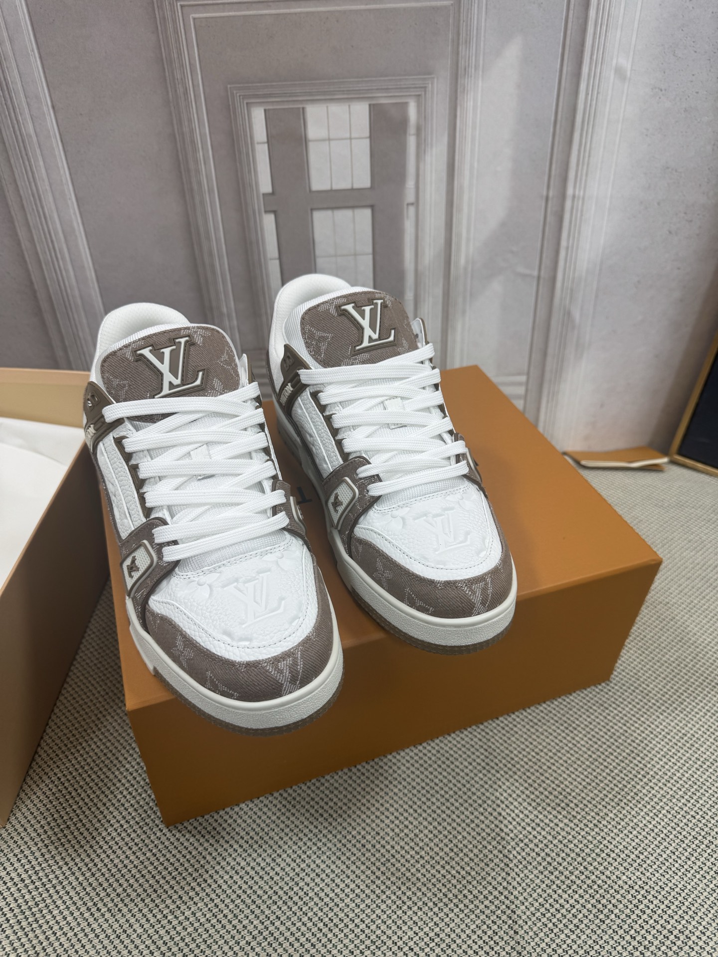 NO:615907,LV-Trainer Louis Vuitton PK market all versions Couple models Catwalk new basketball sneakers Purchasing quality Original 11 developed and re-engraved!  !  The upper is very comfortable and the workmanship is fine. The upper is made of calfskin imported from Italy. The side is decorated with the brand LOGO and signature. It has an imported breathable mesh lining and the foot feels super comfortable. The original two-color TPU suction mold outsole is specially provided by the original factory. The package process is Goodyear stitched seam. Size 35-40 for women. Standard size 39-45 for men (custom-made for men 38, 46 and 47, non-refundable and non-exchangeable). Casual shoes/sports shoes, louis  vuitton,louis vuitton,sneakers,cowhide19860909LV-Trainer路易-威登 PK市场一切版本 情侣款 走秀新款 篮球板鞋 代购品质 原版11开发复刻！！上脚非常舒适 做工精细 鞋面由意大利进口小牛皮拼接,侧边饰有品牌LOGO标志及签名,进口了透气网布内里,脚感超舒适.原厂特供原版双色TPU吸模大底.套包工艺 固特异缝合锁边 size女款35-40  男款39-45标准码（男38 46 47定做不退不换）,休闲鞋/运动鞋,louis vuitton,louis vuitton,sneakers,cowhide,Women's Shoes