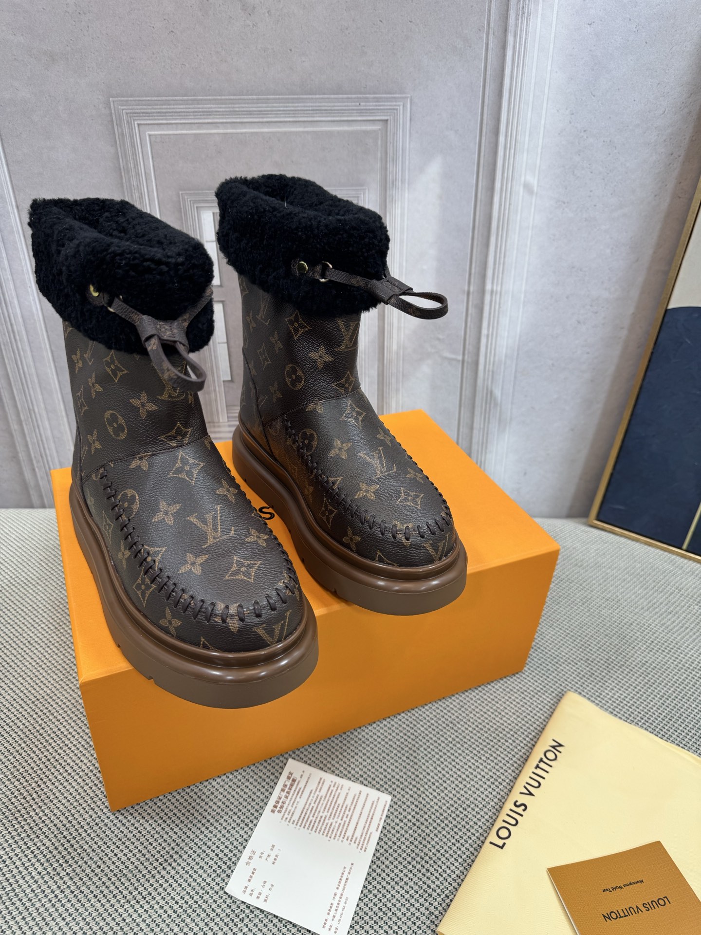 NO:626006,New boots Louis Vuitton [Purchasing quality] The latest catwalk model on the LV official website is now on the market. The super luxurious style has subverted the design of traditional snow boots. It has given a new interpretation to the concept of down. Personalized trends lead the fashion...Fine workmanship. The fabric is imported waterproof fabric wool to keep your feet warm in the cold winter. The lining is imported waterproof fabric wool. The outsole is original foam outsole, non-slip, wear-resistant and comfortable. Original full package.  Size 35-40 (standard size) (, 40.41.42 custom-made, non-refundable), snow boots, louis vuitton, louis vuitton, boots, down jacket19860909新款靴路易威登【代购品质】lv官网最新走秀款火爆上市, 超级豪刊的款式颠覆了传统雪地靴的设计 将羽绒的概念进行了全新的演绎 个性潮流 引领时尚……做工精细 面料进口防水面料羊毛 让你的双脚在寒冷的冬季拥抱温暖 内里进口防水面料羊毛 大底原版发泡大底,防滑、耐磨、舒适 包装原版全套包装 码数35-40（标准码）（,40.41.42定做不退换）,雪地靴,louis vuitton,louis vuitton,boots,down jacket,Women's Shoes