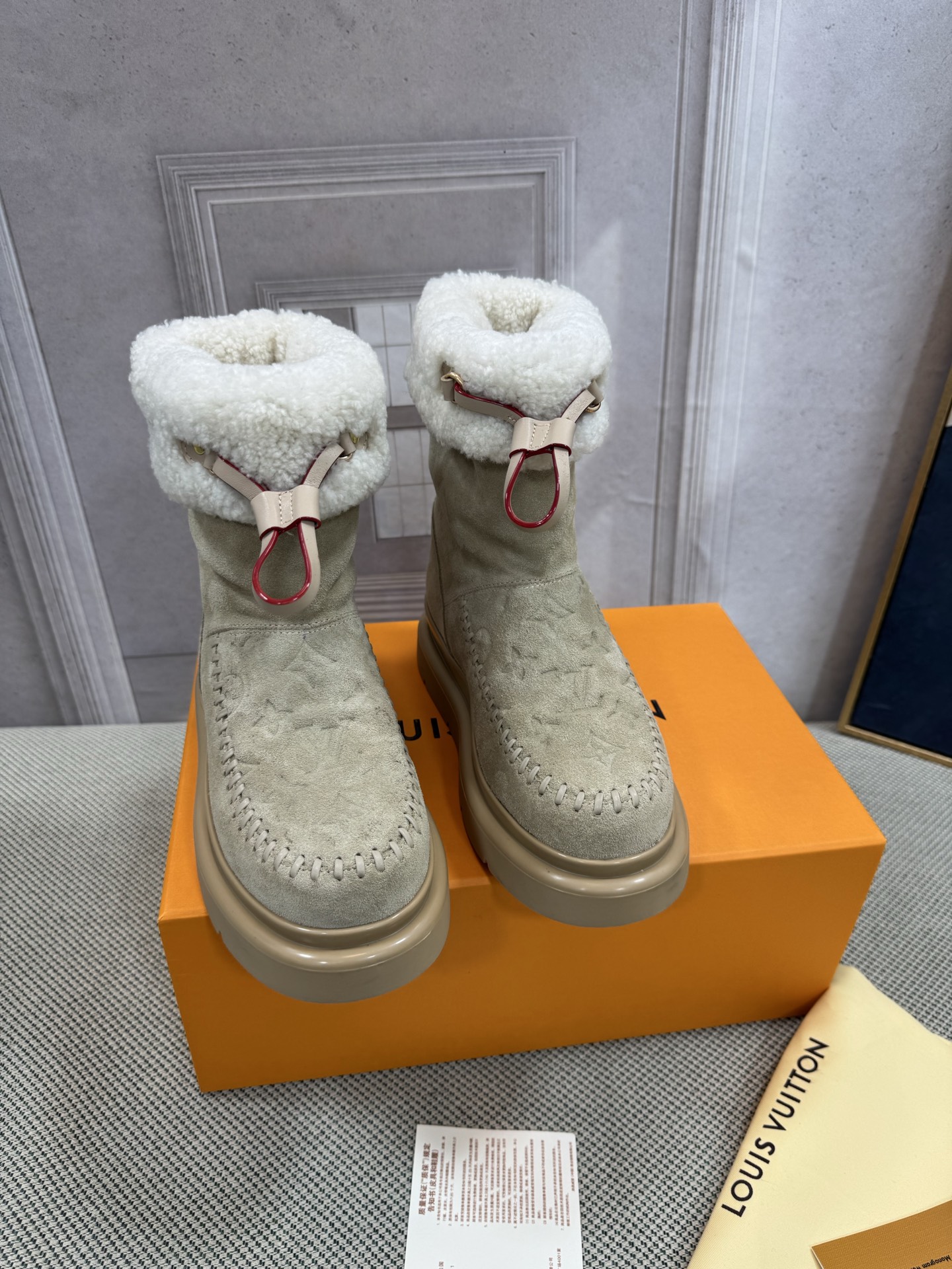 NO:626015,New boots Louis Vuitton [Purchasing quality] The latest catwalk model on the LV official website is now on the market. The super luxurious style has subverted the design of traditional snow boots. It has given a new interpretation to the concept of down. Personalized trends lead the fashion...Fine workmanship. The fabric is imported waterproof fabric wool to keep your feet warm in the cold winter. The lining is imported waterproof fabric wool. The outsole is original foam outsole, non-slip, wear-resistant and comfortable. Original full package.  Size 35-40 (standard size) (, 40.41.42 custom-made, non-refundable), snow boots, louis vuitton, louis vuitton, boots, down jacket19860909新款靴路易威登【代购品质】lv官网最新走秀款火爆上市, 超级豪刊的款式颠覆了传统雪地靴的设计 将羽绒的概念进行了全新的演绎 个性潮流 引领时尚……做工精细 面料进口防水面料羊毛 让你的双脚在寒冷的冬季拥抱温暖 内里进口防水面料羊毛 大底原版发泡大底,防滑、耐磨、舒适 包装原版全套包装 码数35-40（标准码）（,40.41.42定做不退换）,雪地靴,louis vuitton,louis vuitton,boots,down jacket,Women's Shoes