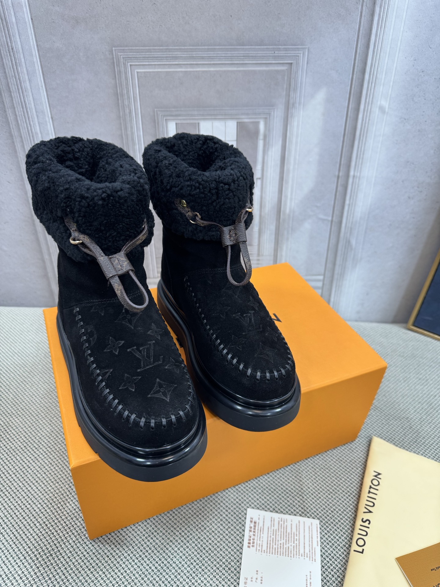 NO:626023,New boots Louis Vuitton [Purchasing quality] The latest catwalk model on the LV official website is now on the market. The super luxurious style has subverted the design of traditional snow boots. It has given a new interpretation to the concept of down. Personalized trends lead the fashion...Fine workmanship. The fabric is imported waterproof fabric wool to keep your feet warm in the cold winter. The lining is imported waterproof fabric wool. The outsole is original foam outsole, non-slip, wear-resistant and comfortable. Original full package.  Size 35-40 (standard size) (, 40.41.42 custom-made, non-refundable), snow boots, louis vuitton, louis vuitton, boots, down jacket19860909新款靴路易威登【代购品质】lv官网最新走秀款火爆上市, 超级豪刊的款式颠覆了传统雪地靴的设计 将羽绒的概念进行了全新的演绎 个性潮流 引领时尚……做工精细 面料进口防水面料羊毛 让你的双脚在寒冷的冬季拥抱温暖 内里进口防水面料羊毛 大底原版发泡大底,防滑、耐磨、舒适 包装原版全套包装 码数35-40（标准码）（,40.41.42定做不退换）,雪地靴,louis vuitton,louis vuitton,boots,down jacket,Women's Shoes