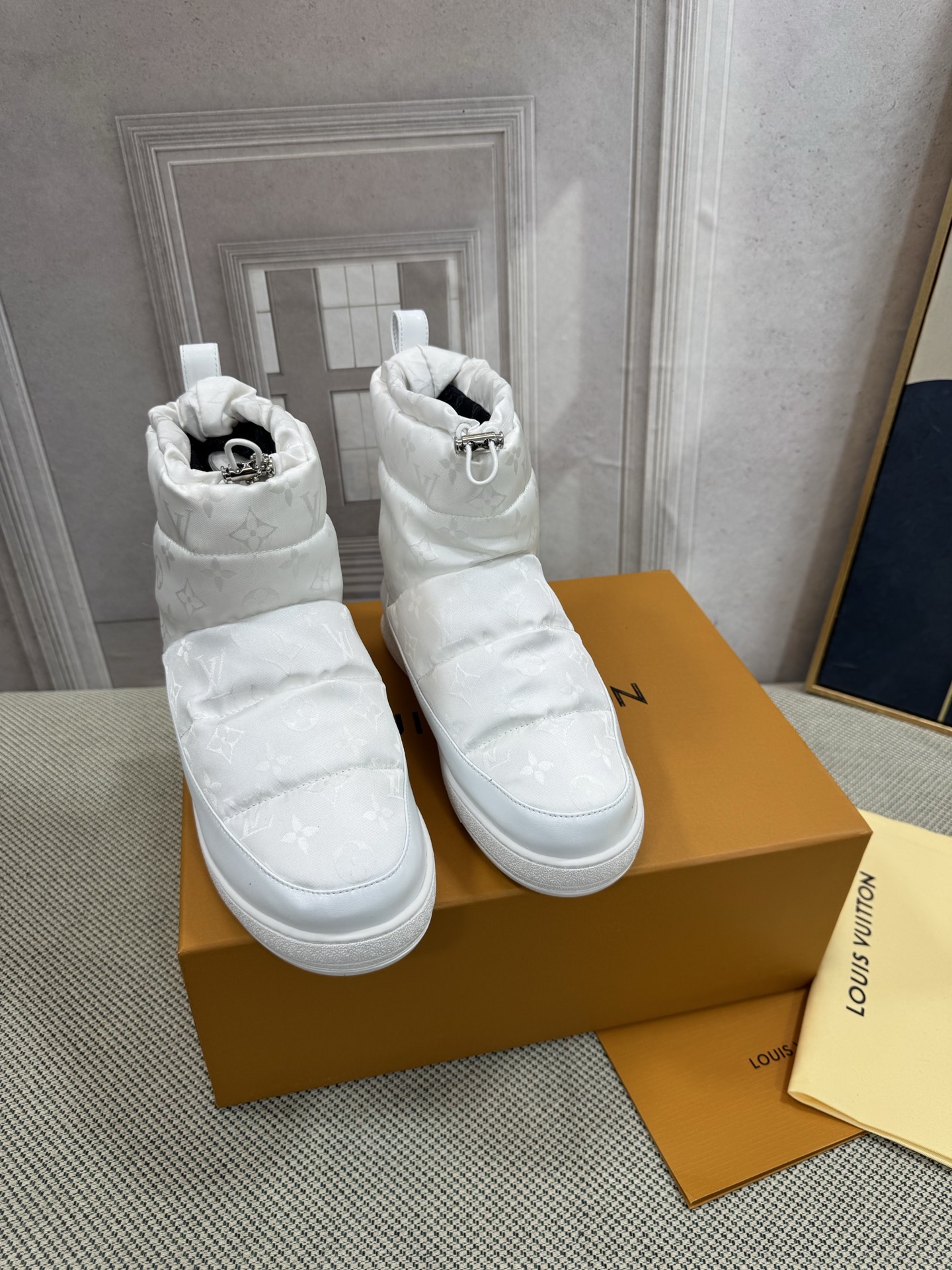 NO:625997,Autumn and winter new down boots Louis Vuitton [Purchasing quality] The latest catwalk models on the LV official website are now on the market. The super luxury style subverts the design of traditional snow boots. It gives a new interpretation of the concept of down. Personality trend leads the fashion...Fine workmanship. The fabric is imported waterproof fabric down to keep your feet warm in the cold winter. The lining is imported waterproof fabric down. The outsole is original foam outsole, non-slip, wear-resistant and comfortable. Original full package packaging  Size 35-40 (standard size) (, 40.41.42 custom-made, non-refundable), snow boots, louis vuitton, louis vuitton, boots, down jacket19860909秋冬新款羽绒靴路易威登【代购品质】lv官网最新走秀款火爆上市, 超级豪刊的款式颠覆了传统雪地靴的设计 将羽绒的概念进行了全新的演绎 个性潮流 引领时尚……做工精细 面料进口防水面料羽绒 让你的双脚在寒冷的冬季拥抱温暖 内里进口防水面料羽绒 大底原版发泡大底,防滑、耐磨、舒适 包装原版全套包装 码数35-40（标准码）（,40.41.42定做不退换）,雪地靴,louis vuitton,louis vuitton,boots,down jacket,Women's Shoes