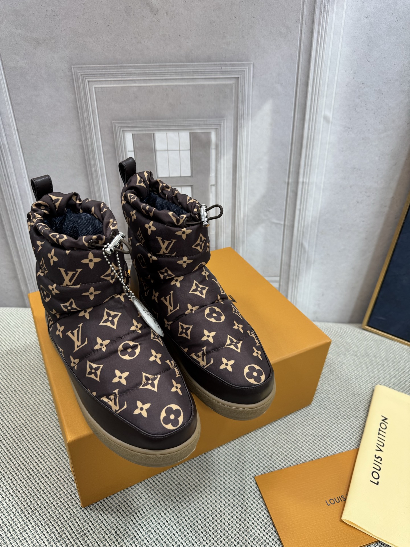 NO:625988,Autumn and winter new down boots Louis Vuitton [Purchasing quality] The latest catwalk models on the LV official website are now on the market. The super luxury style subverts the design of traditional snow boots. It gives a new interpretation of the concept of down. Personality trend leads the fashion...Fine workmanship. The fabric is imported waterproof fabric down to keep your feet warm in the cold winter. The lining is imported waterproof fabric down. The outsole is original foam outsole, non-slip, wear-resistant and comfortable. Original full package packaging  Size 35-40 (standard size) (, 40.41.42 custom-made, non-refundable), snow boots, louis vuitton, louis vuitton, boots, down jacket19860909秋冬新款羽绒靴路易威登【代购品质】lv官网最新走秀款火爆上市, 超级豪刊的款式颠覆了传统雪地靴的设计 将羽绒的概念进行了全新的演绎 个性潮流 引领时尚……做工精细 面料进口防水面料羽绒 让你的双脚在寒冷的冬季拥抱温暖 内里进口防水面料羽绒 大底原版发泡大底,防滑、耐磨、舒适 包装原版全套包装 码数35-40（标准码）（,40.41.42定做不退换）,雪地靴,louis vuitton,louis vuitton,boots,down jacket,Women's Shoes