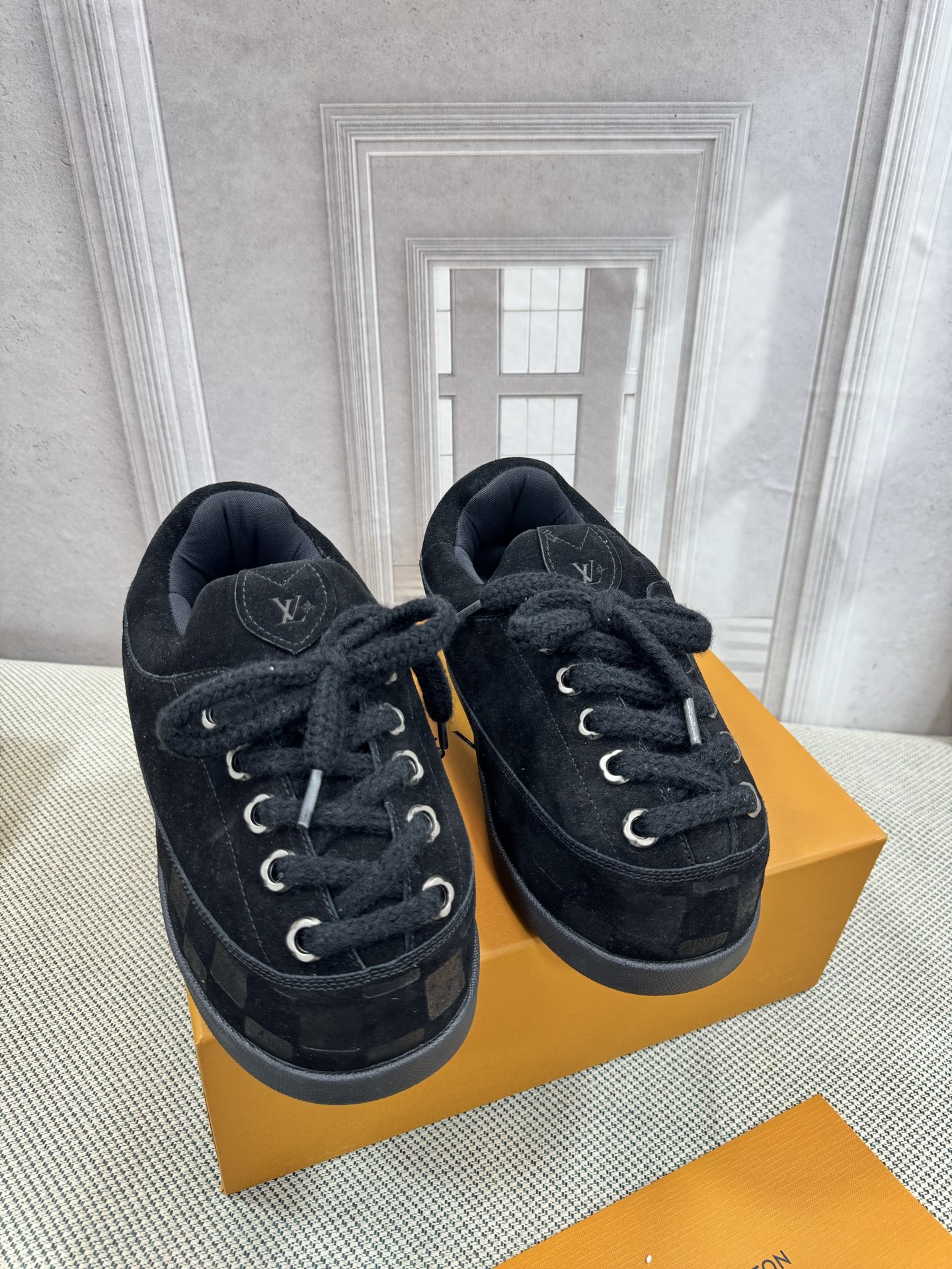 NO:625979,LV YETI loafers are based on suede cow leather and partially embossed with Nigo's reinterpretation of the LV Damier pattern, which cleverly echoes the Chinese tradition of taking off shoes when entering the house. The 'little foot' aesthetic is integrated into Chinese street genes. The palm-printed rubber outsole hides the LV letters and Monogram flowers. The exquisite craftsmanship made in Italy shows the brand's heritage in the comfortable loafers. The reservation mode adds a unique style, which is tradition and trend. The upper is made of suede cowhide.  Couple size 35-45, furry shoes, louis vuitton, cowhide19860909LV YETI便鞋 以绒面牛皮革为基底, 局部压印Nigo重绎的LV Damier图案, 巧妙呼应中国入室脱鞋传统, “小脚”美学融入中国式街头基因. 掌印橡胶外底暗藏LV字母与Monogram花卉, 意大利制造的细腻工艺, 在舒适便鞋型里尽显品牌底蕴. 预订模式更添独特格调, 是传统与潮流, 鞋面绒面牛皮 码数35-45情侣款,毛毛鞋,louis vuitton,cowhide,Women's Shoes