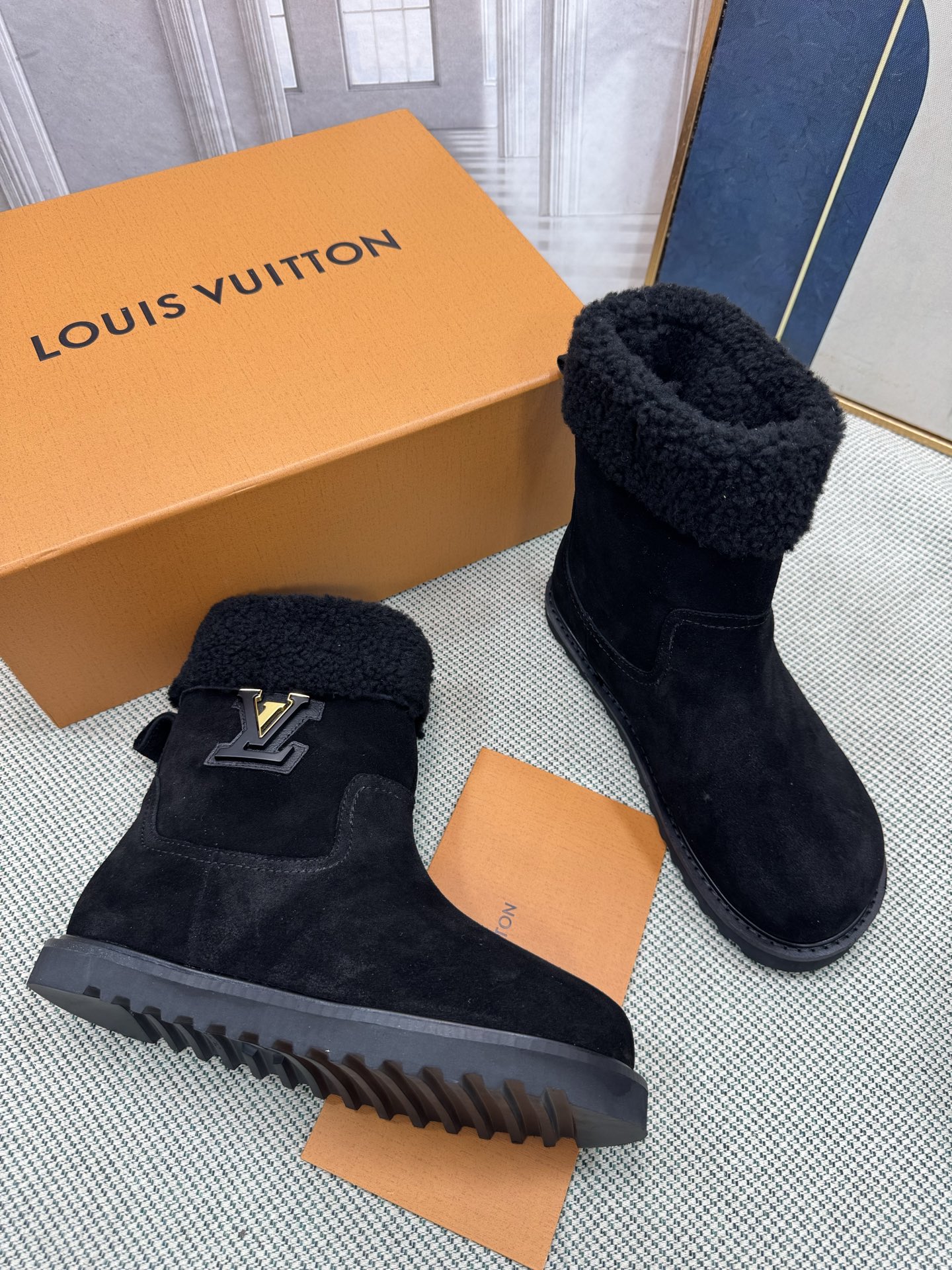 NO:647548,New boots Louis Vuitton [Purchasing quality] The latest catwalk model on the LV official website is now on the market. The super luxurious style has subverted the design of traditional snow boots. It has given a new interpretation to the concept of down. Personalized trends lead the fashion...Fine workmanship. The fabric is imported waterproof fabric wool to keep your feet warm in the cold winter. The lining is imported waterproof fabric wool. The outsole is original foam outsole, non-slip, wear-resistant and comfortable. Original full package.  Size 35-40 (standard size) (, 40.41.42 custom-made, non-refundable), snow boots, louis vuitton, louis vuitton, boots, down jacket19860909新款靴路易威登【代购品质】lv官网最新走秀款火爆上市, 超级豪刊的款式颠覆了传统雪地靴的设计 将羽绒的概念进行了全新的演绎 个性潮流 引领时尚……做工精细 面料进口防水面料羊毛 让你的双脚在寒冷的冬季拥抱温暖 内里进口防水面料羊毛 大底原版发泡大底,防滑、耐磨、舒适 包装原版全套包装 码数35-40（标准码）（,40.41.42定做不退换）,雪地靴,louis vuitton,louis vuitton,boots,down jacket,Women's Shoes