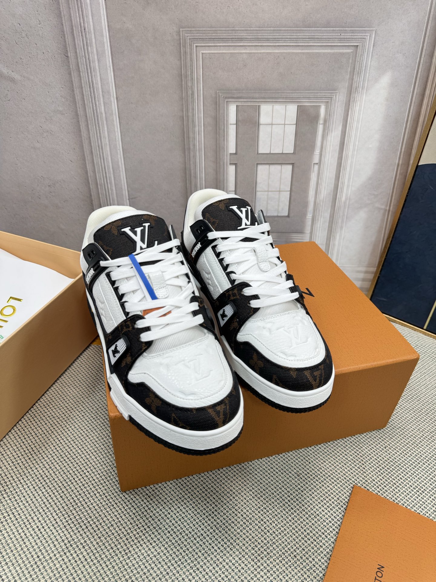 NO:696194,LV-Trainer Louis Vuitton PK market all versions Couple models Catwalk new basketball sneakers Purchasing quality Original 11 developed and re-engraved!  !  The upper is very comfortable and fine workmanship. The upper is made of calfskin imported from Italy. It is decorated with the brand LOGO and signature on the side. It has an imported breathable mesh lining and the foot feels super comfortable. The original two-color TPU suction mold outsole is specially provided by the factory. The package process is Goodyear stitched and overlocked. Size 35-40 for women. Standard size 39-45 for men (custom-made for men 38 and 46, non-refundable and non-exchangeable). Casual shoes/sports shoes, louis  vuitton,louis vuitton,sneakers,cowhide19860909LV-Trainer路易-威登 PK市场一切版本 情侣款 走秀新款 篮球板鞋 代购品质 原版11开发复刻！！上脚非常舒适 做工精细 鞋面由意大利进口小牛皮拼接,侧边饰有品牌LOGO标志及签名,进口了透气网布内里,脚感超舒适.原厂特供原版双色TPU吸模大底.套包工艺 固特异缝合锁边 size女款35-40  男款39-45标准码（男38 46 定做不退不换）,休闲鞋/运动鞋,louis vuitton,louis vuitton,sneakers,cowhide,Women's Shoes