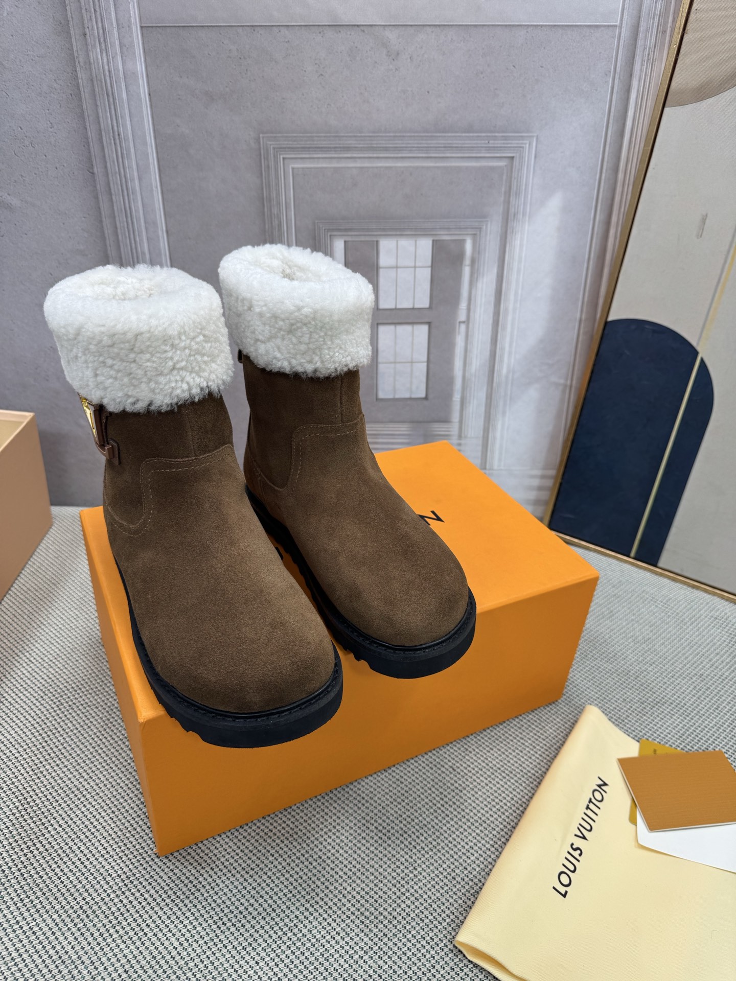 NO:647557,New boots Louis Vuitton [Purchasing quality] The latest catwalk model on the LV official website is now on the market. The super luxurious style has subverted the design of traditional snow boots. It has given a new interpretation to the concept of down. Personalized trends lead the fashion...Fine workmanship. The fabric is imported waterproof fabric wool to keep your feet warm in the cold winter. The lining is imported waterproof fabric wool. The outsole is original foam outsole, non-slip, wear-resistant and comfortable. Original full package.  Size 35-40 (standard size) (, 40.41.42 custom-made, non-refundable), snow boots, louis vuitton, louis vuitton, boots, down jacket19860909新款靴路易威登【代购品质】lv官网最新走秀款火爆上市, 超级豪刊的款式颠覆了传统雪地靴的设计 将羽绒的概念进行了全新的演绎 个性潮流 引领时尚……做工精细 面料进口防水面料羊毛 让你的双脚在寒冷的冬季拥抱温暖 内里进口防水面料羊毛 大底原版发泡大底,防滑、耐磨、舒适 包装原版全套包装 码数35-40（标准码）（,40.41.42定做不退换）,雪地靴,louis vuitton,louis vuitton,boots,down jacket,Women's Shoes