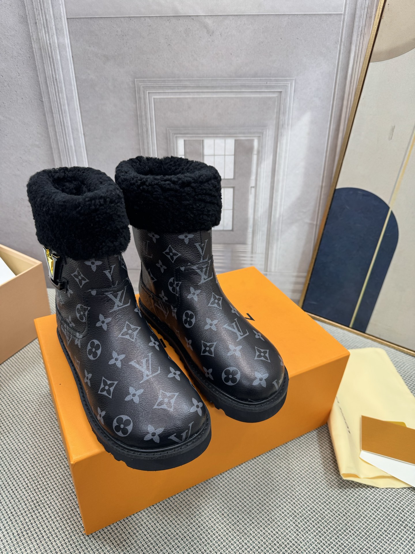 NO:647535,New boots Louis Vuitton [Purchasing quality] The latest catwalk model on the LV official website is now on the market. The super luxurious style has subverted the design of traditional snow boots. It has given a new interpretation to the concept of down. Personalized trends lead the fashion...Fine workmanship. The fabric is imported waterproof fabric wool to keep your feet warm in the cold winter. The lining is imported waterproof fabric wool. The outsole is original foam outsole, non-slip, wear-resistant and comfortable. Original full package.  Size 35-40 (standard size) (, 40.41.42 custom-made, non-refundable), snow boots, louis vuitton, louis vuitton, boots, down jacket19860909新款靴路易威登【代购品质】lv官网最新走秀款火爆上市, 超级豪刊的款式颠覆了传统雪地靴的设计 将羽绒的概念进行了全新的演绎 个性潮流 引领时尚……做工精细 面料进口防水面料羊毛 让你的双脚在寒冷的冬季拥抱温暖 内里进口防水面料羊毛 大底原版发泡大底,防滑、耐磨、舒适 包装原版全套包装 码数35-40（标准码）（,40.41.42定做不退换）,雪地靴,louis vuitton,louis vuitton,boots,down jacket,Women's Shoes